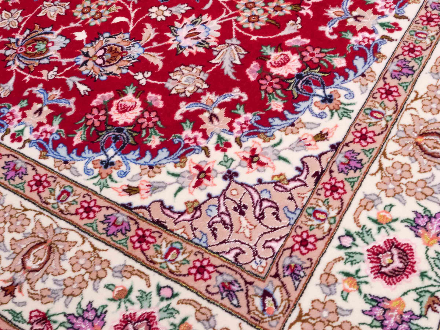 Handgeknüpfter "Safdari" Isfahan Perserteppich von Khademi aus Wolle mit Seide, rot-cremeweiß. Feiner, persischer Teppich mit Medaillon, signiert. Orientteppich, handgeknüpft in Iran. Größe: 163 x 111 cm. Teppichnummer: DB3-1048 Jupiter Intl.