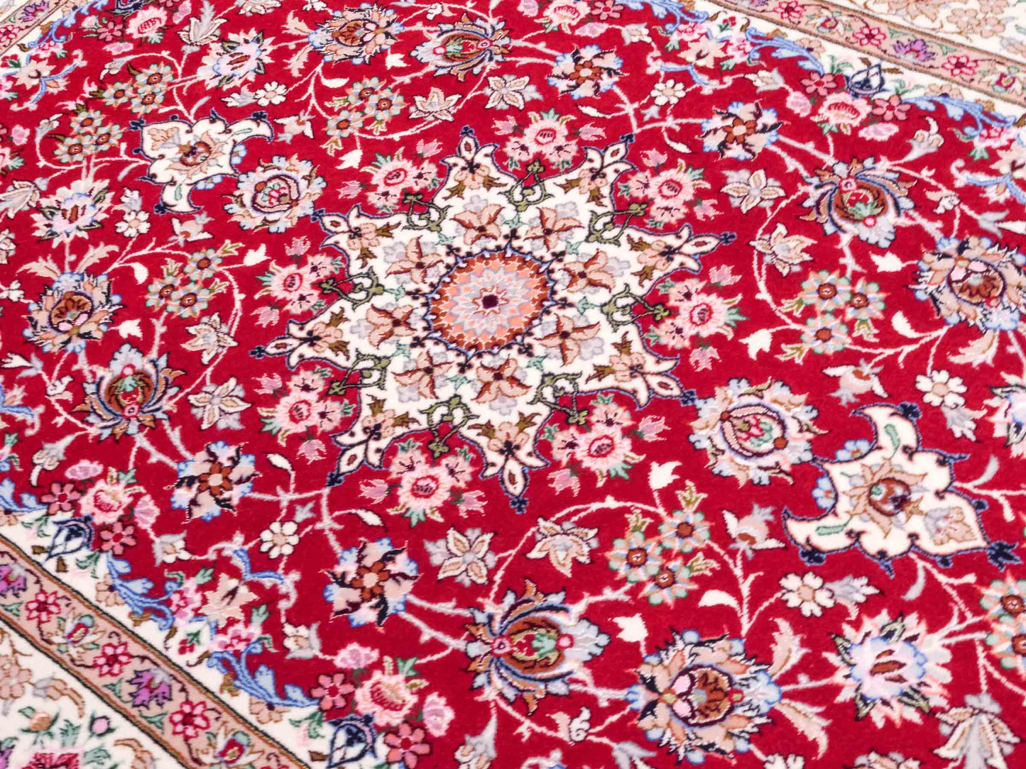 Handgeknüpfter "Safdari" Isfahan Perserteppich von Khademi aus Wolle mit Seide, rot-cremeweiß. Feiner, persischer Teppich mit Medaillon, signiert. Orientteppich, handgeknüpft in Iran. Größe: 163 x 111 cm. Teppichnummer: DB3-1048 Jupiter Intl.