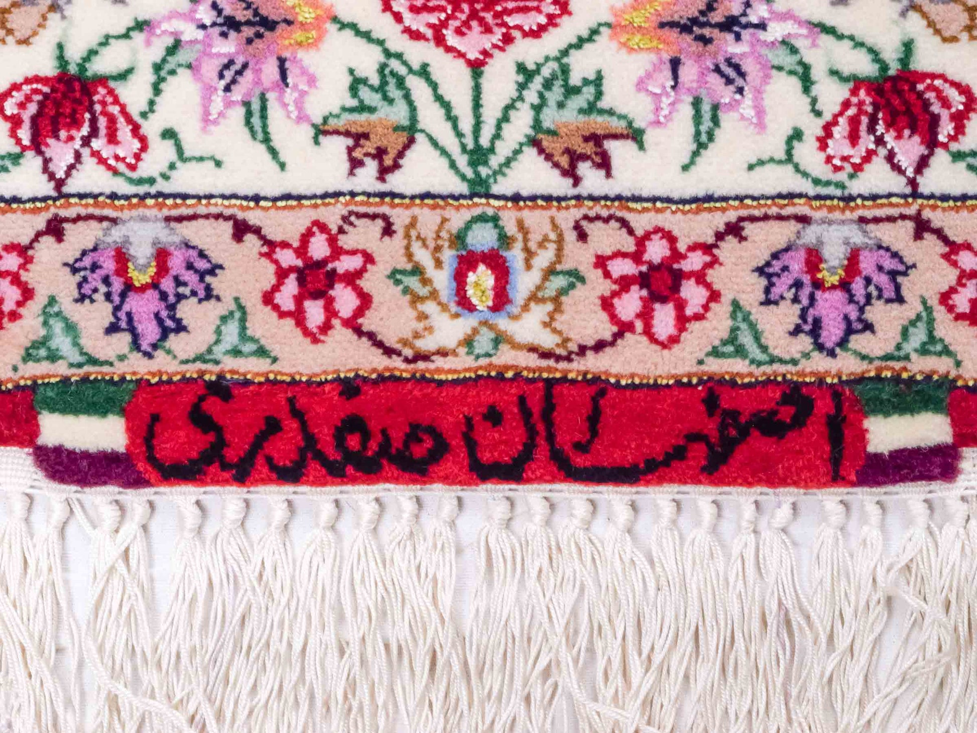 Handgeknüpfter "Safdari" Isfahan Perserteppich von Khademi aus Wolle mit Seide, rot-cremeweiß. Feiner, persischer Teppich mit Medaillon, signiert. Orientteppich, handgeknüpft in Iran. Größe: 163 x 111 cm. Teppichnummer: DB3-1048 Jupiter Intl.