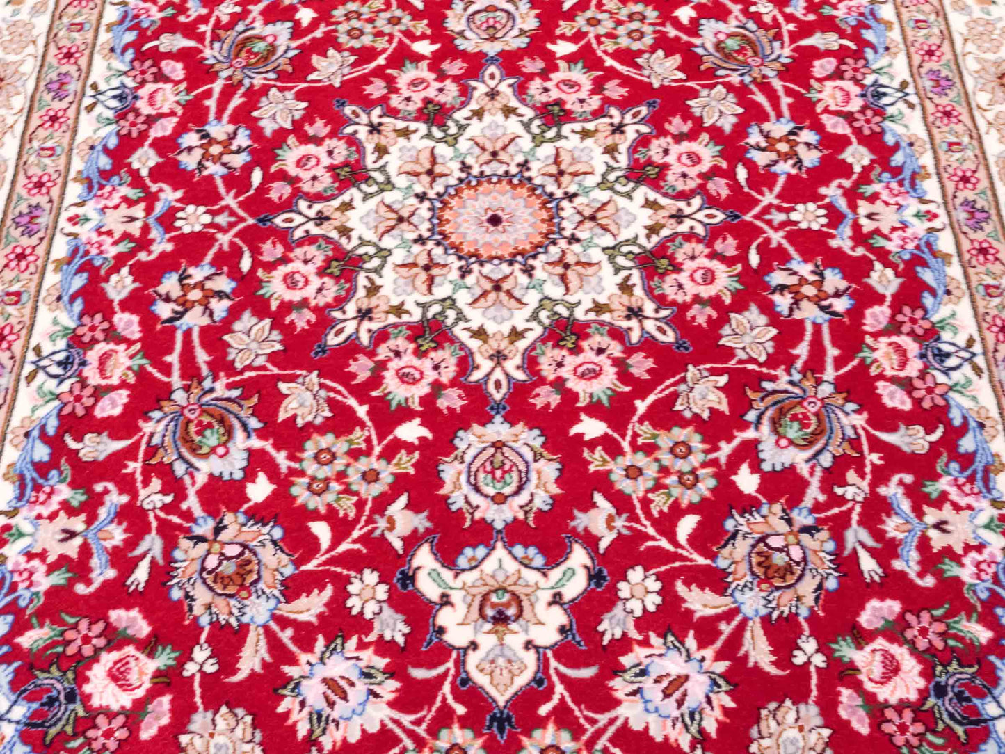 Handgeknüpfter "Safdari" Isfahan Perserteppich von Khademi aus Wolle mit Seide, rot-cremeweiß. Feiner, persischer Teppich mit Medaillon, signiert. Orientteppich, handgeknüpft in Iran. Größe: 163 x 111 cm. Teppichnummer: DB3-1048 Jupiter Intl.