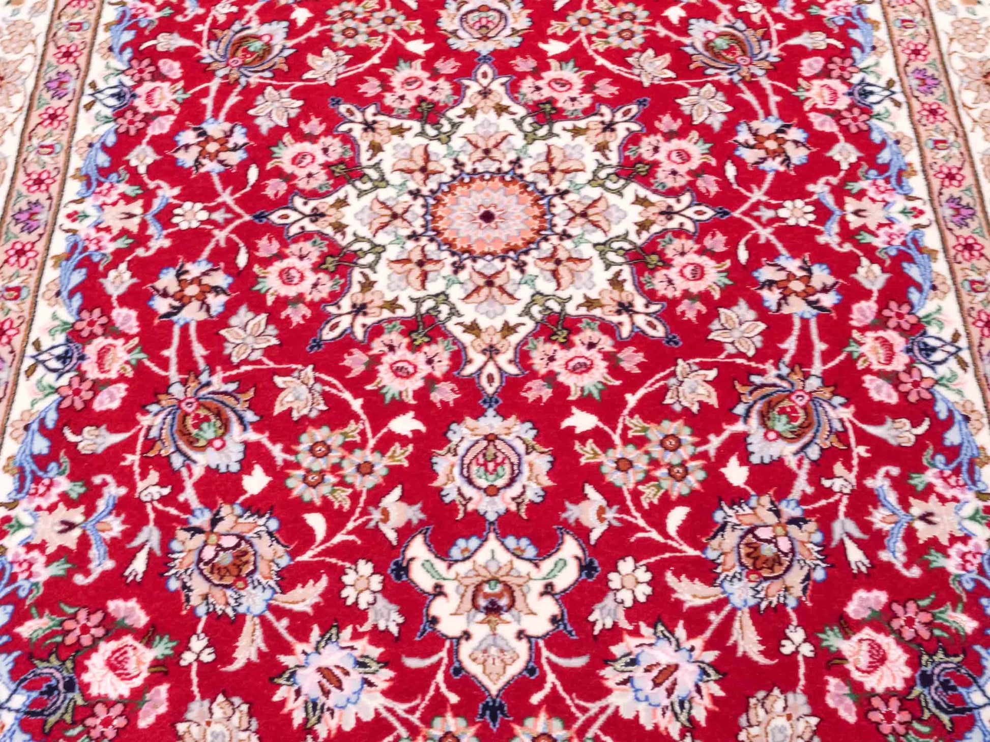 Handgeknüpfter "Safdari" Isfahan Perserteppich von Khademi aus Wolle mit Seide, rot-cremeweiß. Feiner, persischer Teppich mit Medaillon, signiert. Orientteppich, handgeknüpft in Iran. Größe: 163 x 111 cm. Teppichnummer: DB3-1048 Jupiter Intl.
