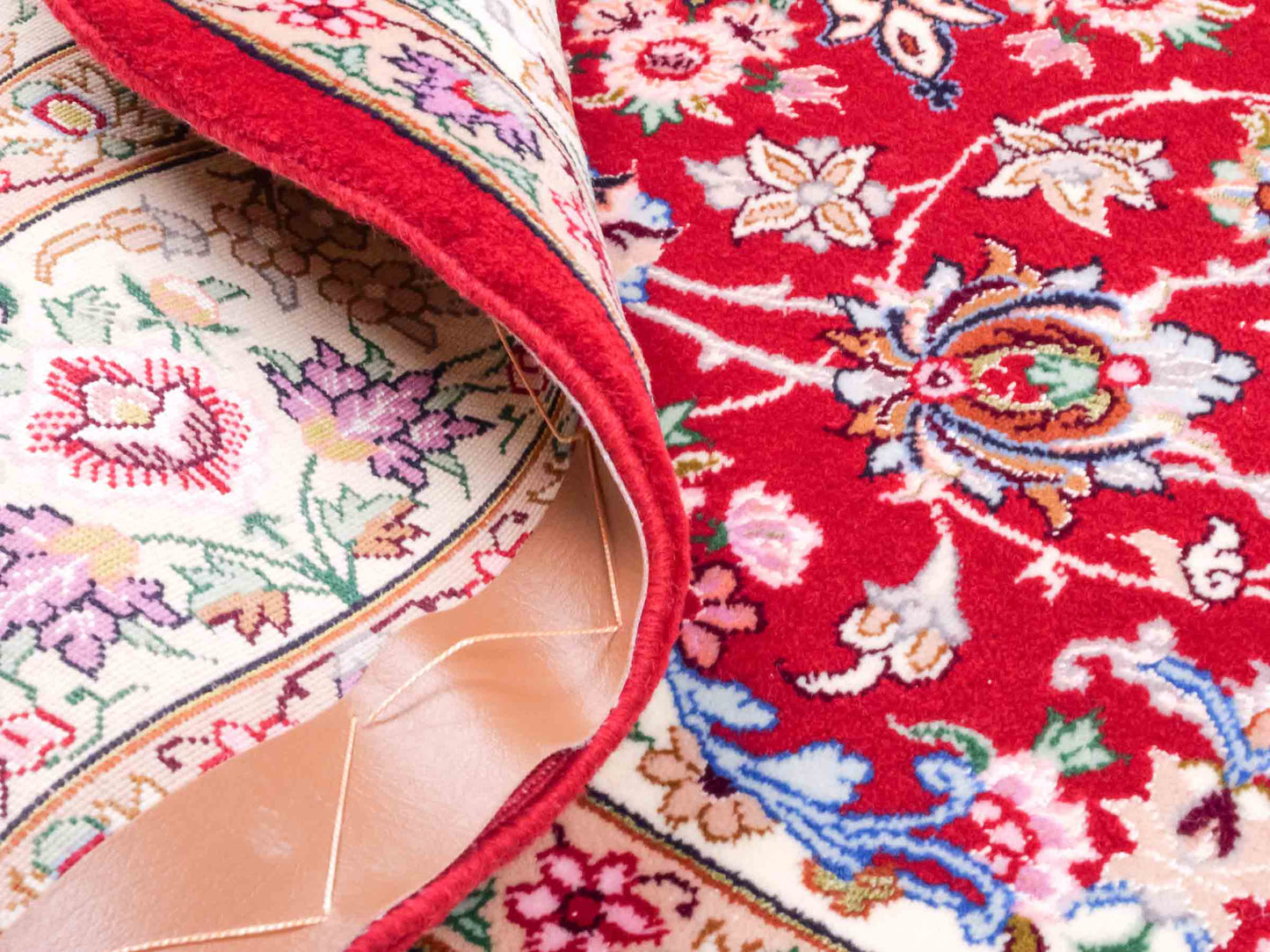 Handgeknüpfter "Safdari" Isfahan Perserteppich von Khademi aus Wolle mit Seide, rot-cremeweiß. Feiner, persischer Teppich mit Medaillon, signiert. Orientteppich, handgeknüpft in Iran. Größe: 163 x 111 cm. Teppichnummer: DB3-1048 Jupiter Intl.