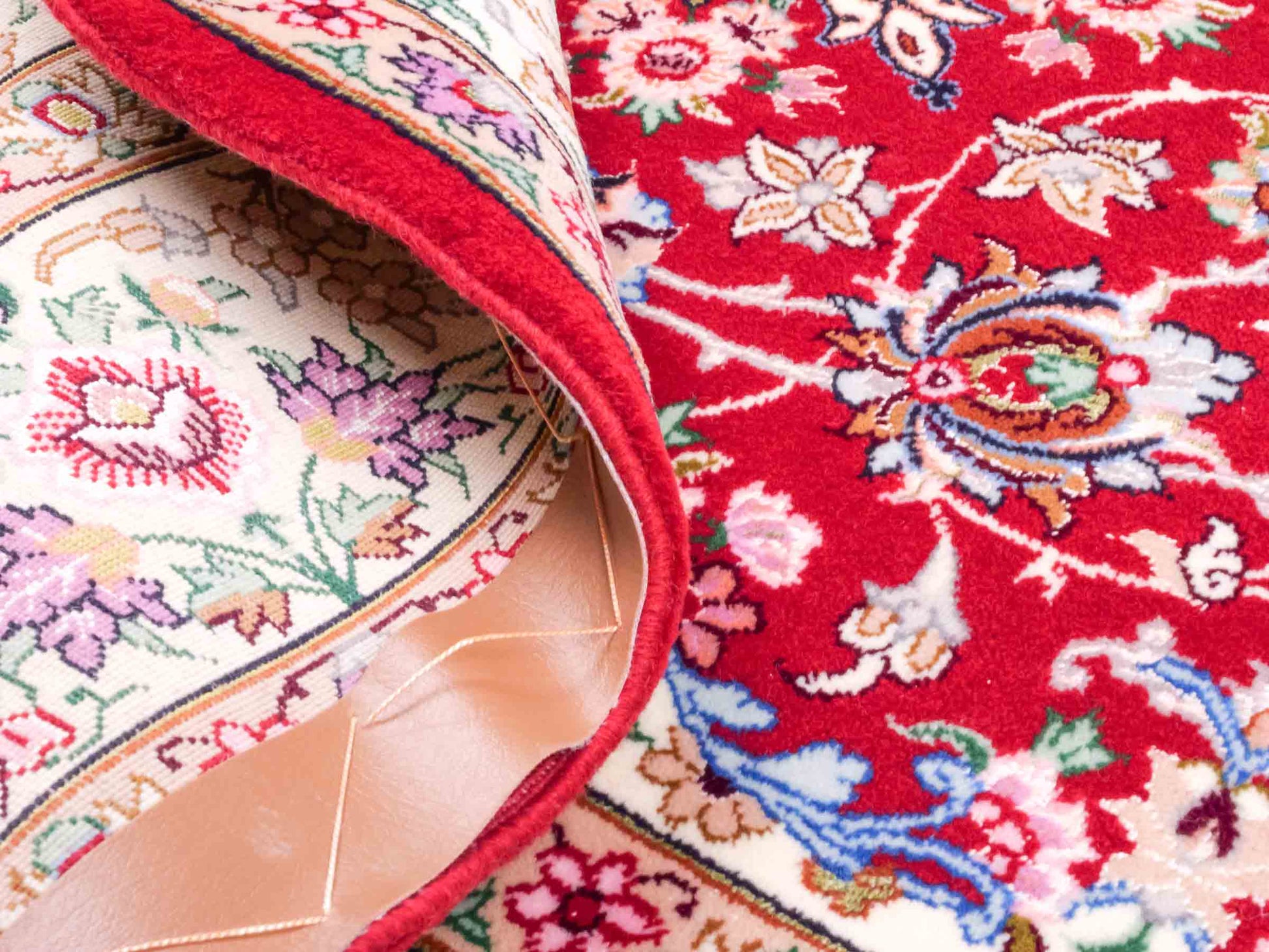 Handgeknüpfter "Safdari" Isfahan Perserteppich von Khademi aus Wolle mit Seide, rot-cremeweiß. Feiner, persischer Teppich mit Medaillon, signiert. Orientteppich, handgeknüpft in Iran. Größe: 163 x 111 cm. Teppichnummer: DB3-1048 Jupiter Intl.