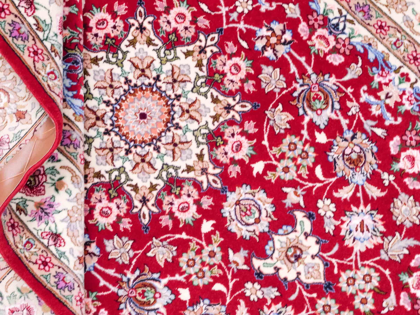 Handgeknüpfter "Safdari" Isfahan Perserteppich von Khademi aus Wolle mit Seide, rot-cremeweiß. Feiner, persischer Teppich mit Medaillon, signiert. Orientteppich, handgeknüpft in Iran. Größe: 163 x 111 cm. Teppichnummer: DB3-1048 Jupiter Intl.