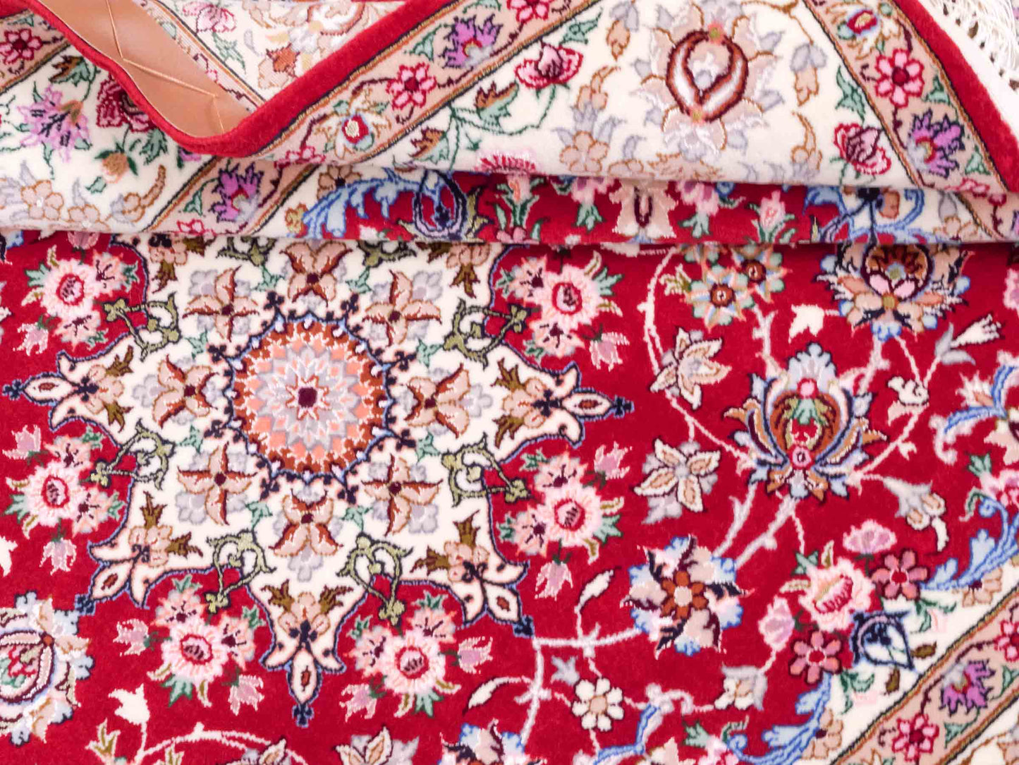 Handgeknüpfter "Safdari" Isfahan Perserteppich von Khademi aus Wolle mit Seide, rot-cremeweiß. Feiner, persischer Teppich mit Medaillon, signiert. Orientteppich, handgeknüpft in Iran. Größe: 163 x 111 cm. Teppichnummer: DB3-1048 Jupiter Intl.