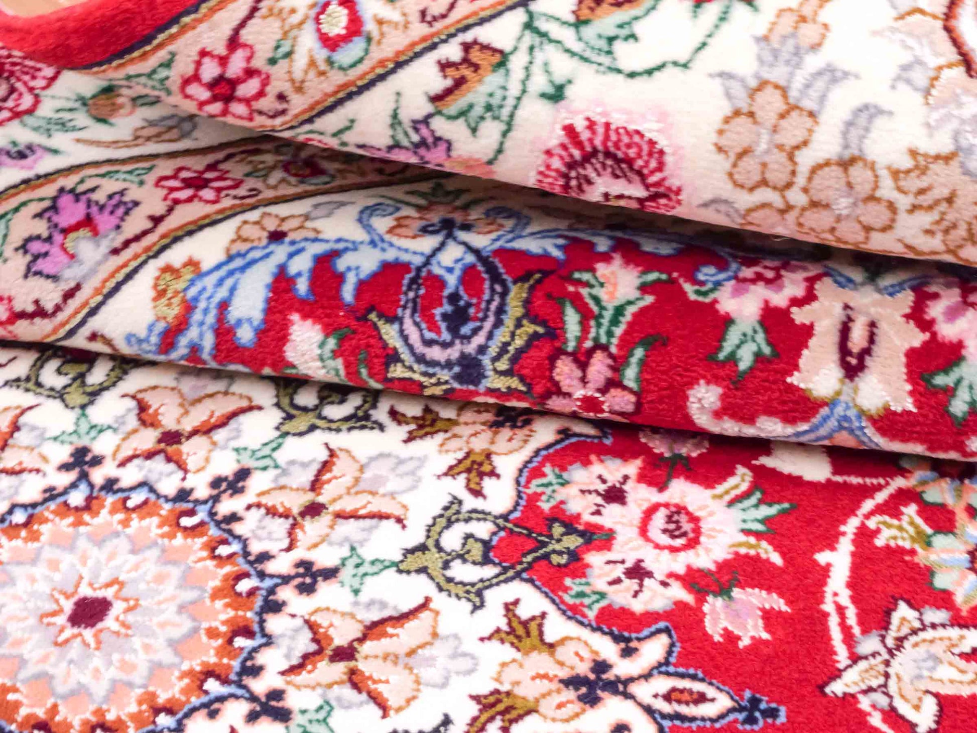 Handgeknüpfter "Safdari" Isfahan Perserteppich von Khademi aus Wolle mit Seide, rot-cremeweiß. Feiner, persischer Teppich mit Medaillon, signiert. Orientteppich, handgeknüpft in Iran. Größe: 163 x 111 cm. Teppichnummer: DB3-1048 Jupiter Intl.