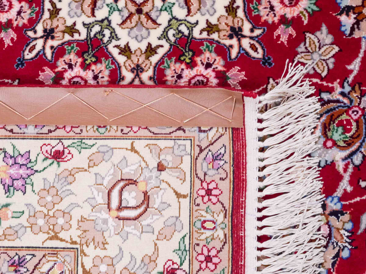 Handgeknüpfter "Safdari" Isfahan Perserteppich von Khademi aus Wolle mit Seide, rot-cremeweiß. Feiner, persischer Teppich mit Medaillon, signiert. Orientteppich, handgeknüpft in Iran. Größe: 163 x 111 cm. Teppichnummer: DB3-1048 Jupiter Intl.