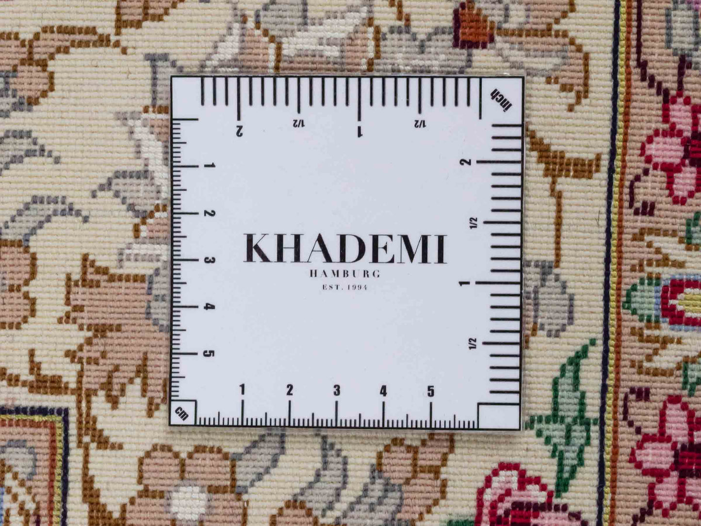 Handgeknüpfter "Safdari" Isfahan Perserteppich von Khademi aus Wolle mit Seide, rot-cremeweiß. Feiner, persischer Teppich mit Medaillon, signiert. Orientteppich, handgeknüpft in Iran. Größe: 163 x 111 cm. Teppichnummer: DB3-1048 Jupiter Intl.