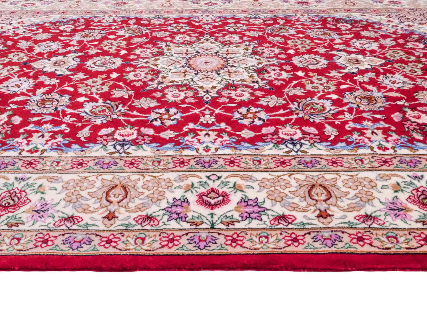 Handgeknüpfter "Safdari" Isfahan Perserteppich von Khademi aus Wolle mit Seide, rot-cremeweiß. Feiner, persischer Teppich mit Medaillon, signiert. Orientteppich, handgeknüpft in Iran. Größe: 163 x 111 cm. Teppichnummer: DB3-1048 Jupiter Intl.