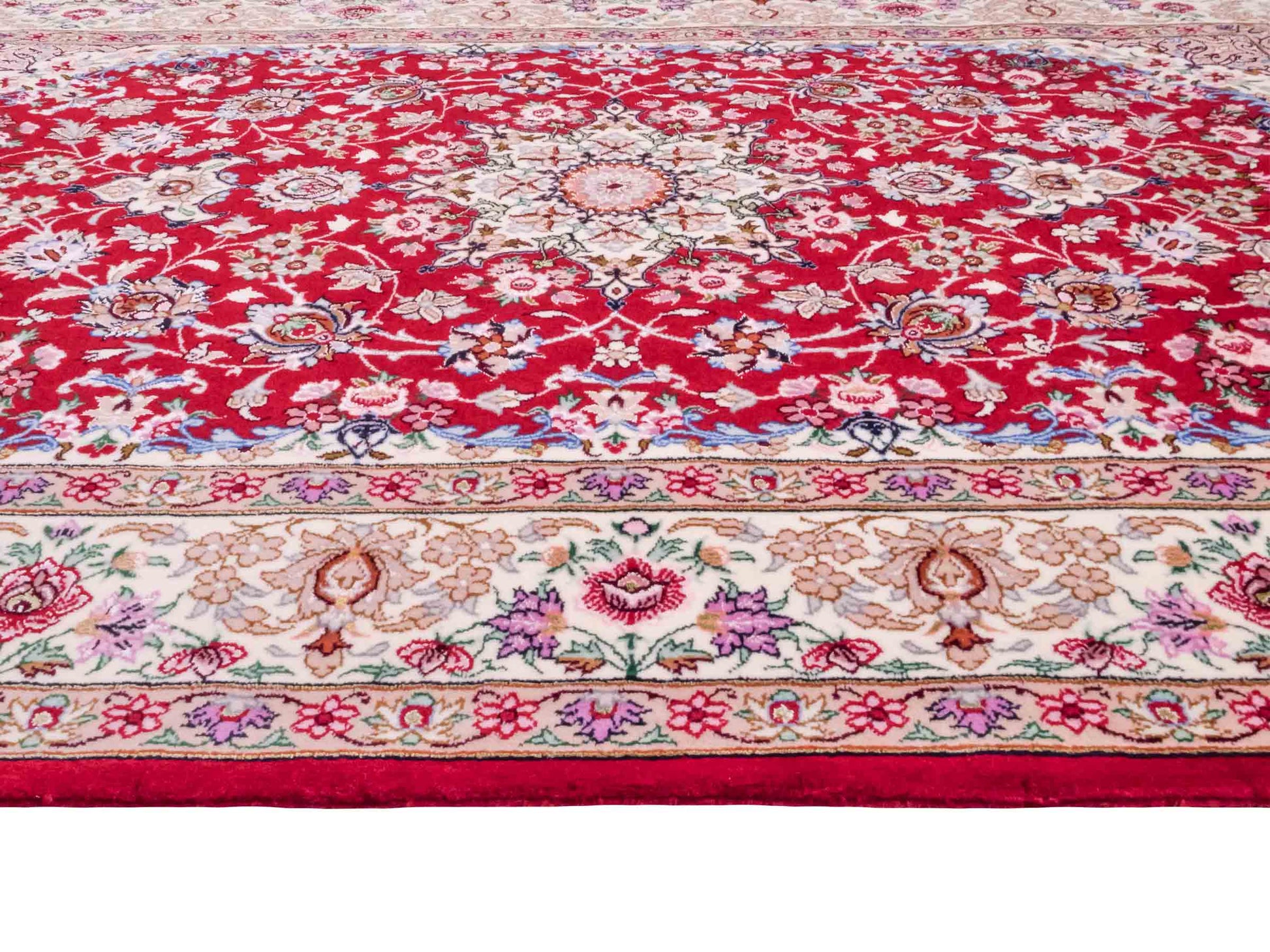 Handgeknüpfter "Safdari" Isfahan Perserteppich von Khademi aus Wolle mit Seide, rot-cremeweiß. Feiner, persischer Teppich mit Medaillon, signiert. Orientteppich, handgeknüpft in Iran. Größe: 163 x 111 cm. Teppichnummer: DB3-1048 Jupiter Intl.