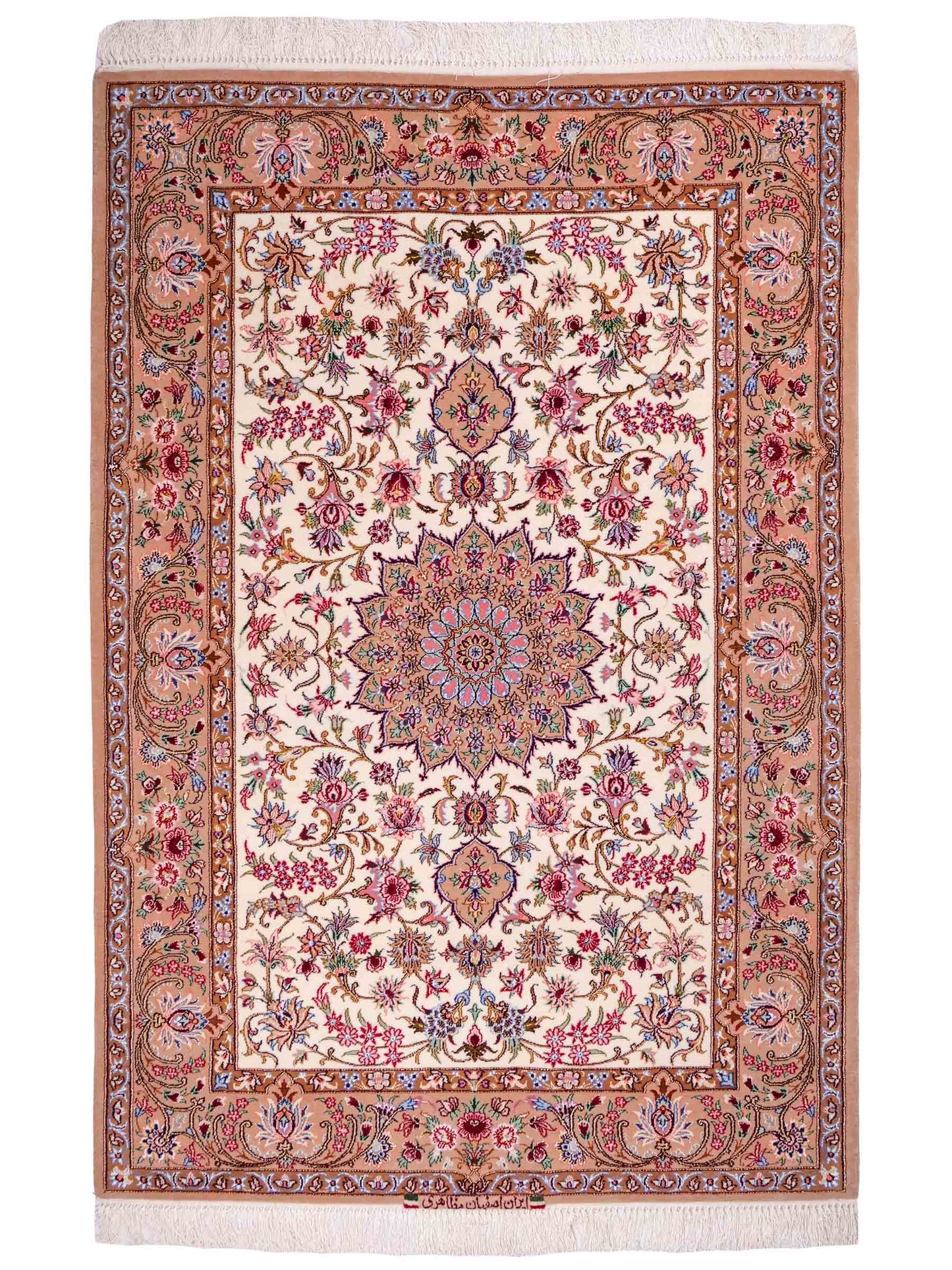 Handgeknüpfter "Mazaheri" Isfahan Perserteppich von Khademi aus Wolle mit Seide, beige, creme. Feiner, persischer Teppich mit Medaillon, signiert. Orientteppich handgeknüpft in Iran. Größe: 163 x 112 cm. Teppichnummer: DB3-1046 Jupiter Intl.