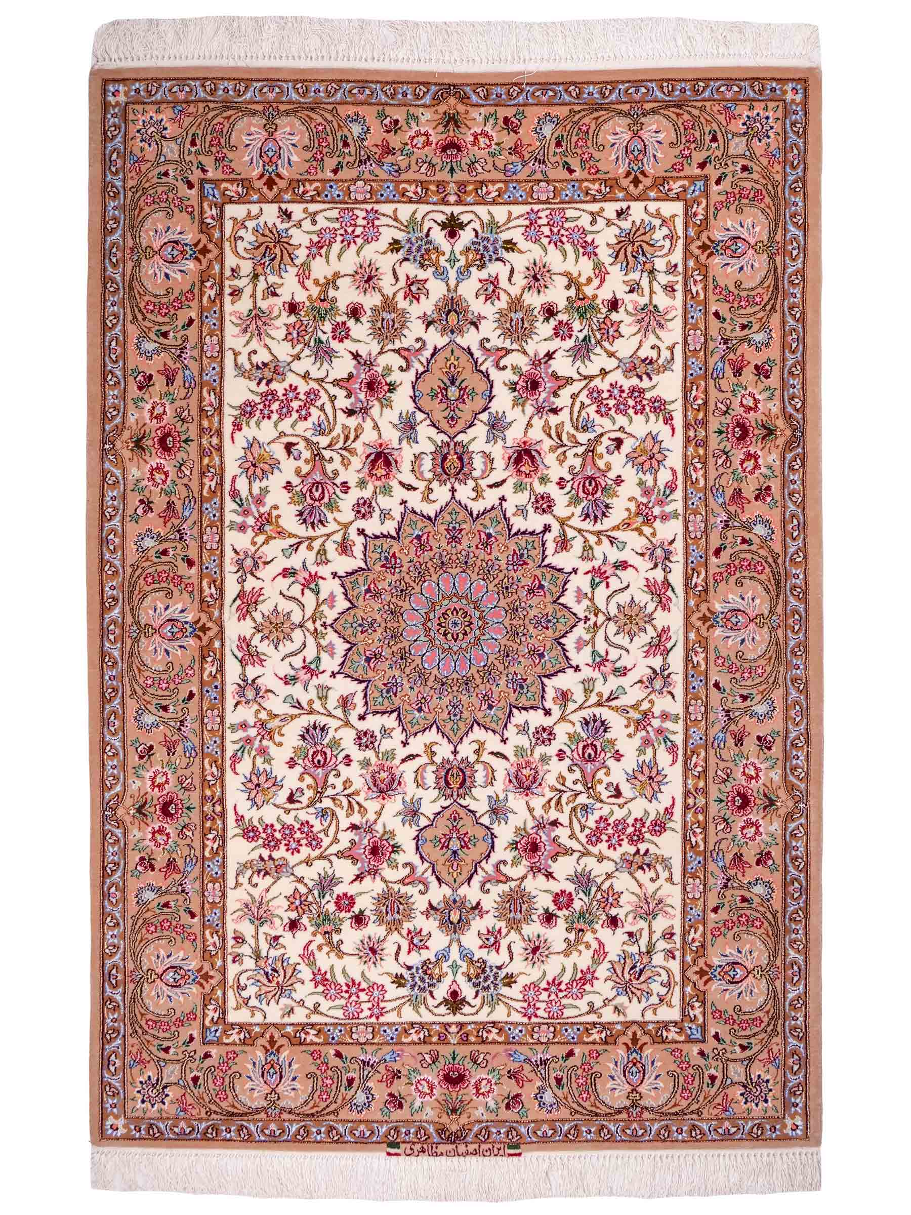 Handgeknüpfter "Mazaheri" Isfahan Perserteppich von Khademi aus Wolle mit Seide, beige, creme. Feiner, persischer Teppich mit Medaillon, signiert. Orientteppich handgeknüpft in Iran. Größe: 163 x 112 cm. Teppichnummer: DB3-1046 Jupiter Intl.