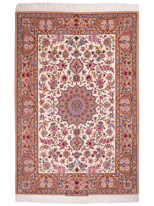 Handgeknüpfter "Mazaheri" Isfahan Perserteppich von Khademi aus Wolle mit Seide, beige, creme. Feiner, persischer Teppich mit Medaillon, signiert. Orientteppich handgeknüpft in Iran. Größe: 163 x 112 cm. Teppichnummer: DB3-1046 Jupiter Intl.