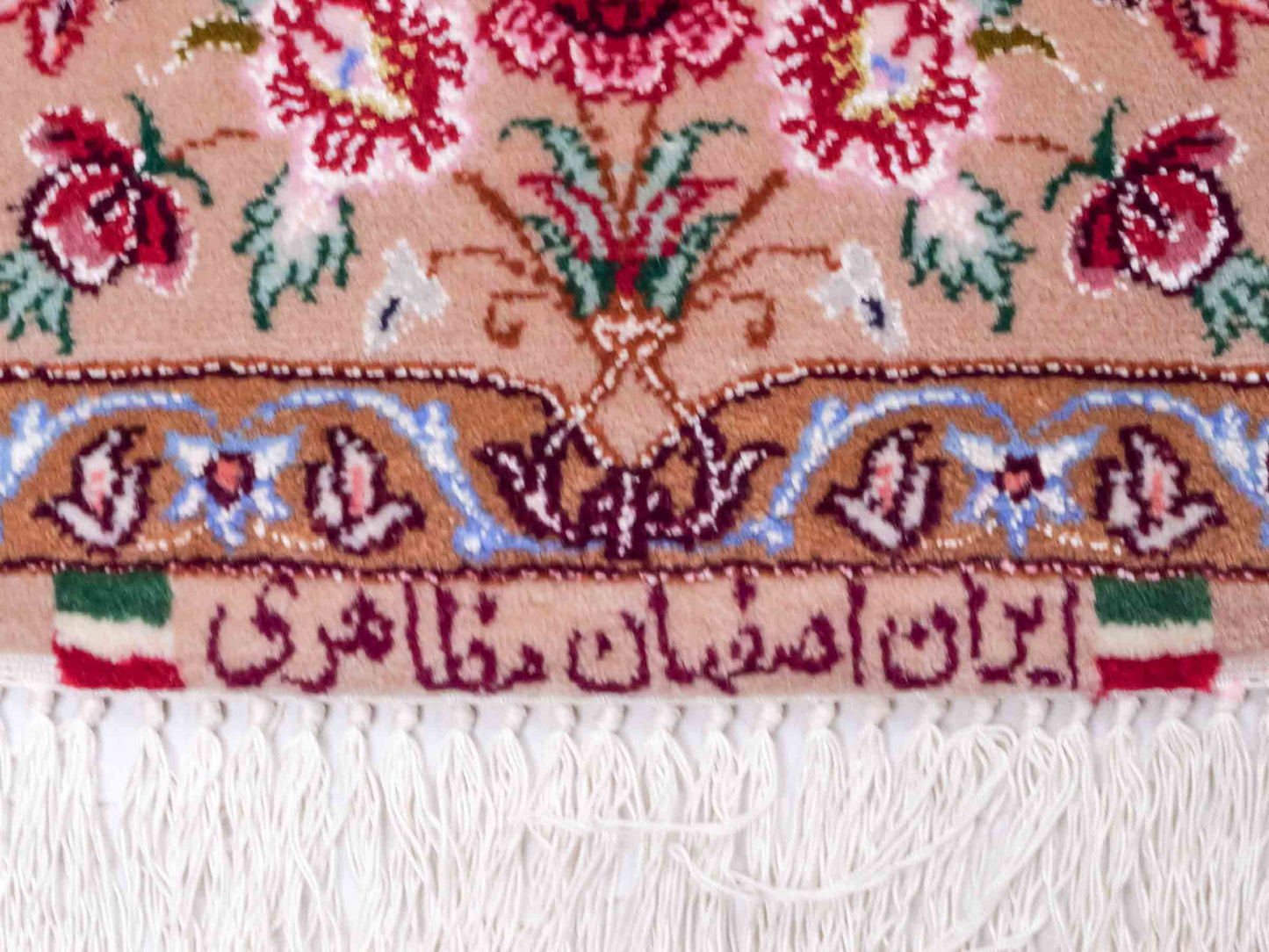 Handgeknüpfter "Mazaheri" Isfahan Perserteppich von Khademi aus Wolle mit Seide, beige, creme. Feiner, persischer Teppich mit Medaillon, signiert. Orientteppich handgeknüpft in Iran. Größe: 163 x 112 cm. Teppichnummer: DB3-1046 Jupiter Intl.