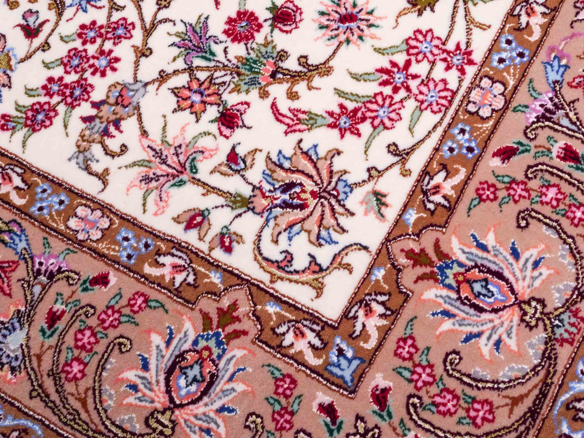 Handgeknüpfter "Mazaheri" Isfahan Perserteppich von Khademi aus Wolle mit Seide, beige, creme. Feiner, persischer Teppich mit Medaillon, signiert. Orientteppich handgeknüpft in Iran. Größe: 163 x 112 cm. Teppichnummer: DB3-1046 Jupiter Intl.