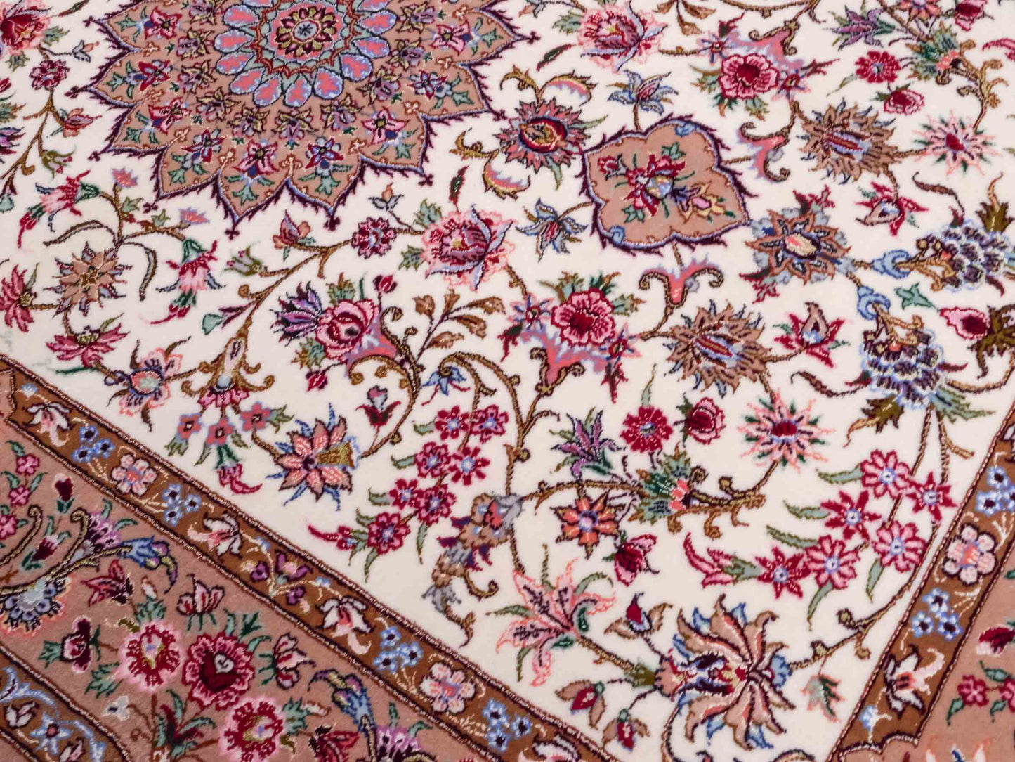 Handgeknüpfter "Mazaheri" Isfahan Perserteppich von Khademi aus Wolle mit Seide, beige, creme. Feiner, persischer Teppich mit Medaillon, signiert. Orientteppich handgeknüpft in Iran. Größe: 163 x 112 cm. Teppichnummer: DB3-1046 Jupiter Intl.