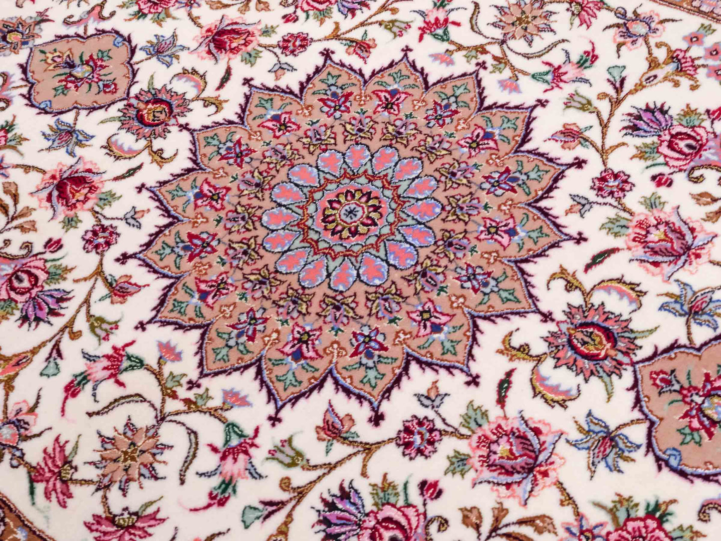 Handgeknüpfter "Mazaheri" Isfahan Perserteppich von Khademi aus Wolle mit Seide, beige, creme. Feiner, persischer Teppich mit Medaillon, signiert. Orientteppich handgeknüpft in Iran. Größe: 163 x 112 cm. Teppichnummer: DB3-1046 Jupiter Intl.