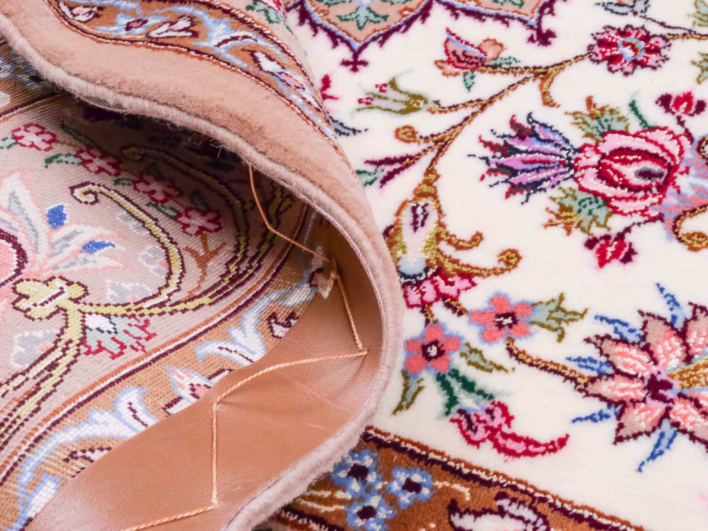 Handgeknüpfter "Mazaheri" Isfahan Perserteppich von Khademi aus Wolle mit Seide, beige, creme. Feiner, persischer Teppich mit Medaillon, signiert. Orientteppich handgeknüpft in Iran. Größe: 163 x 112 cm. Teppichnummer: DB3-1046 Jupiter Intl.