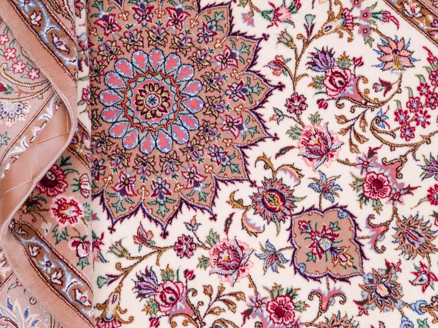 Handgeknüpfter "Mazaheri" Isfahan Perserteppich von Khademi aus Wolle mit Seide, beige, creme. Feiner, persischer Teppich mit Medaillon, signiert. Orientteppich handgeknüpft in Iran. Größe: 163 x 112 cm. Teppichnummer: DB3-1046 Jupiter Intl.