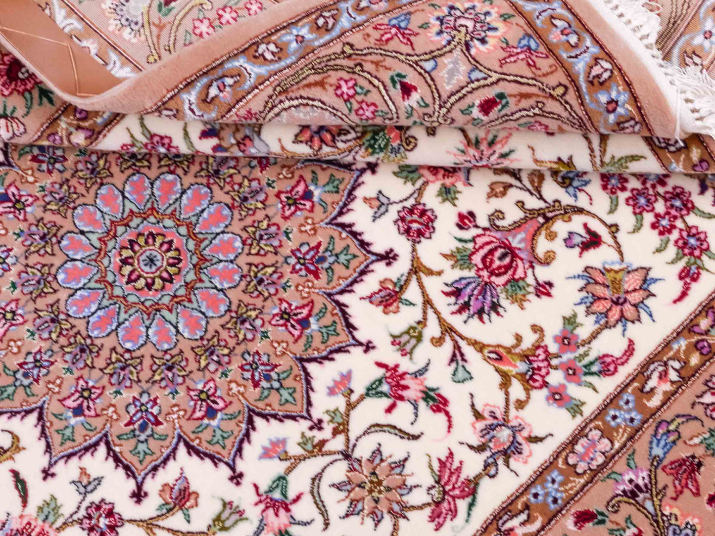 Handgeknüpfter "Mazaheri" Isfahan Perserteppich von Khademi aus Wolle mit Seide, beige, creme. Feiner, persischer Teppich mit Medaillon, signiert. Orientteppich handgeknüpft in Iran. Größe: 163 x 112 cm. Teppichnummer: DB3-1046 Jupiter Intl.