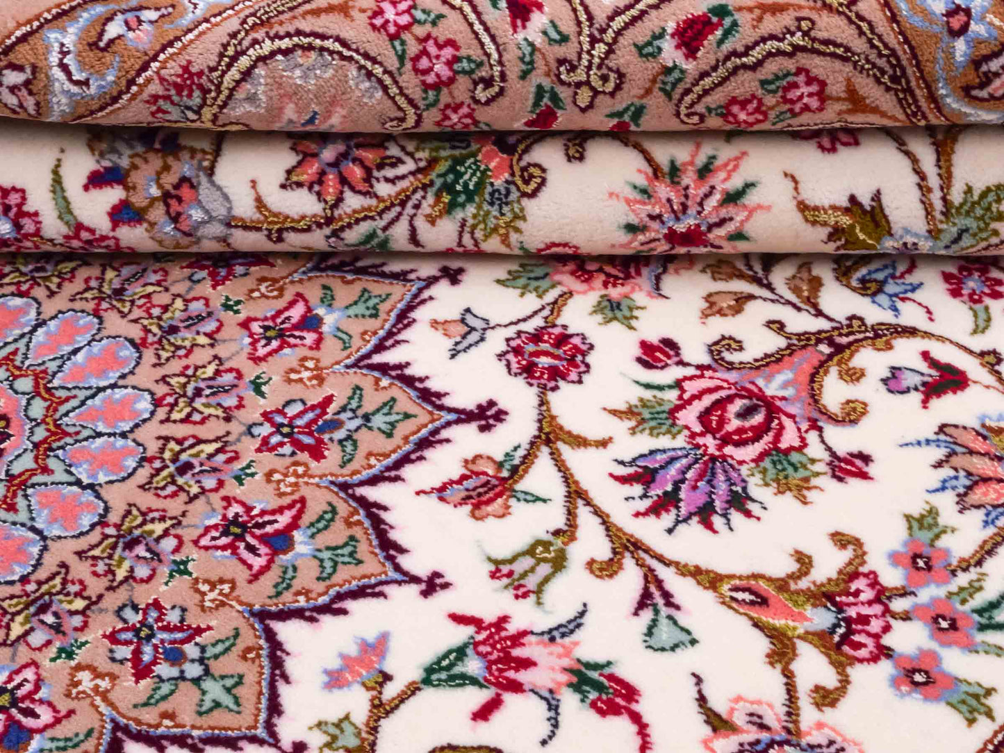 Handgeknüpfter "Mazaheri" Isfahan Perserteppich von Khademi aus Wolle mit Seide, beige, creme. Feiner, persischer Teppich mit Medaillon, signiert. Orientteppich handgeknüpft in Iran. Größe: 163 x 112 cm. Teppichnummer: DB3-1046 Jupiter Intl.