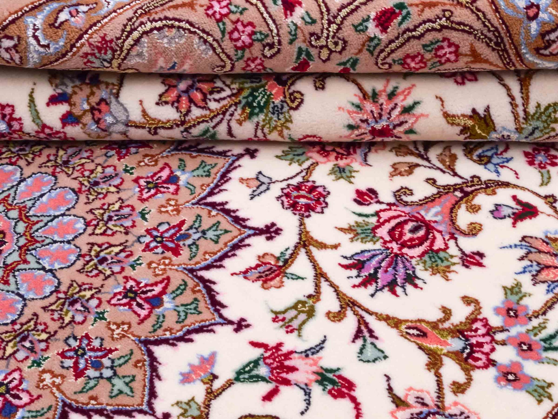 Handgeknüpfter "Mazaheri" Isfahan Perserteppich von Khademi aus Wolle mit Seide, beige, creme. Feiner, persischer Teppich mit Medaillon, signiert. Orientteppich handgeknüpft in Iran. Größe: 163 x 112 cm. Teppichnummer: DB3-1046 Jupiter Intl.