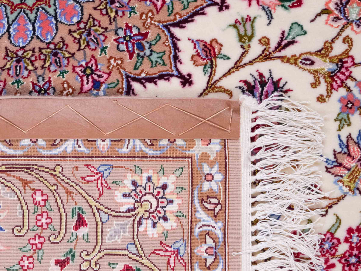 Handgeknüpfter "Mazaheri" Isfahan Perserteppich von Khademi aus Wolle mit Seide, beige, creme. Feiner, persischer Teppich mit Medaillon, signiert. Orientteppich handgeknüpft in Iran. Größe: 163 x 112 cm. Teppichnummer: DB3-1046 Jupiter Intl.