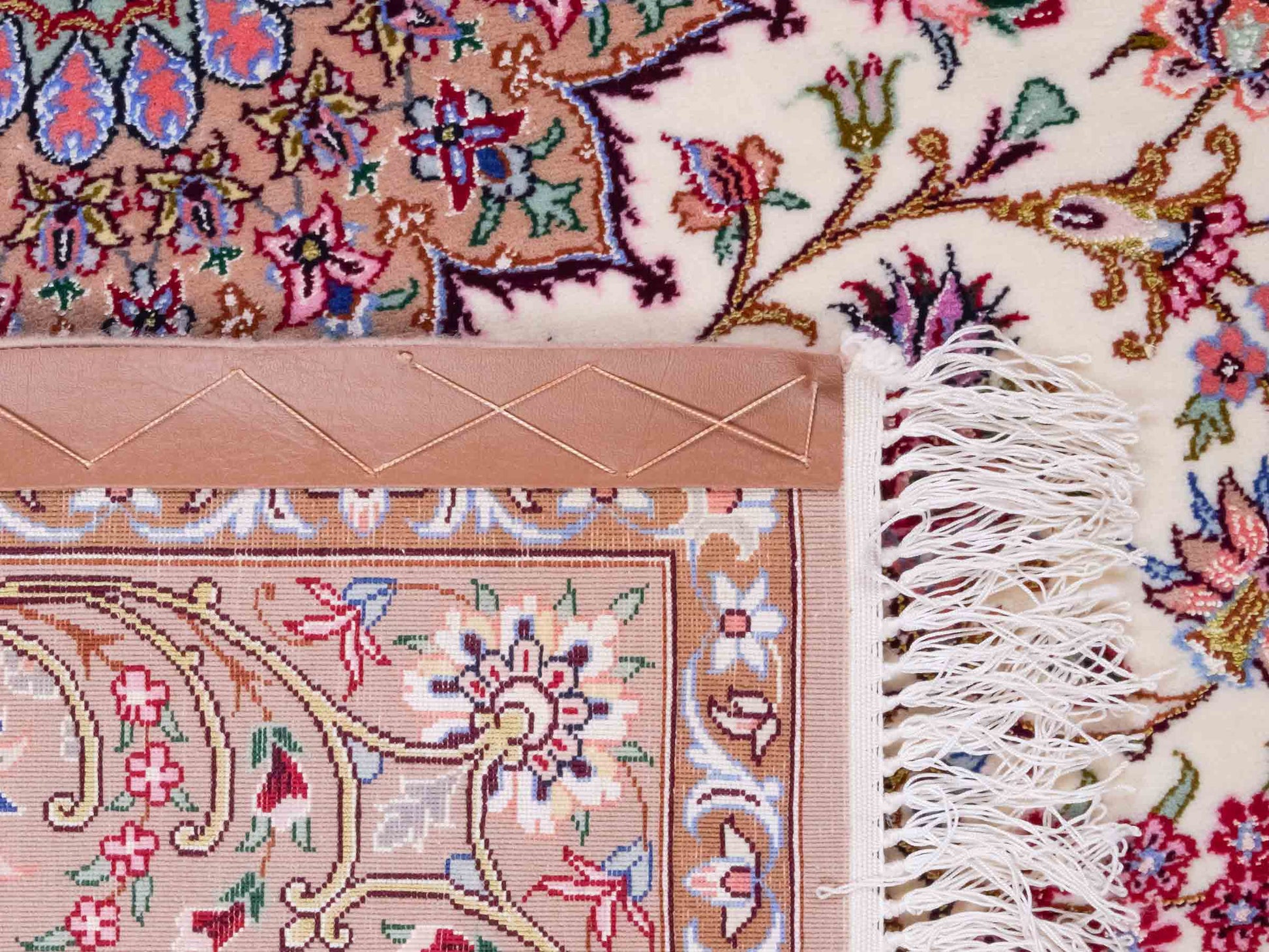Handgeknüpfter "Mazaheri" Isfahan Perserteppich von Khademi aus Wolle mit Seide, beige, creme. Feiner, persischer Teppich mit Medaillon, signiert. Orientteppich handgeknüpft in Iran. Größe: 163 x 112 cm. Teppichnummer: DB3-1046 Jupiter Intl.