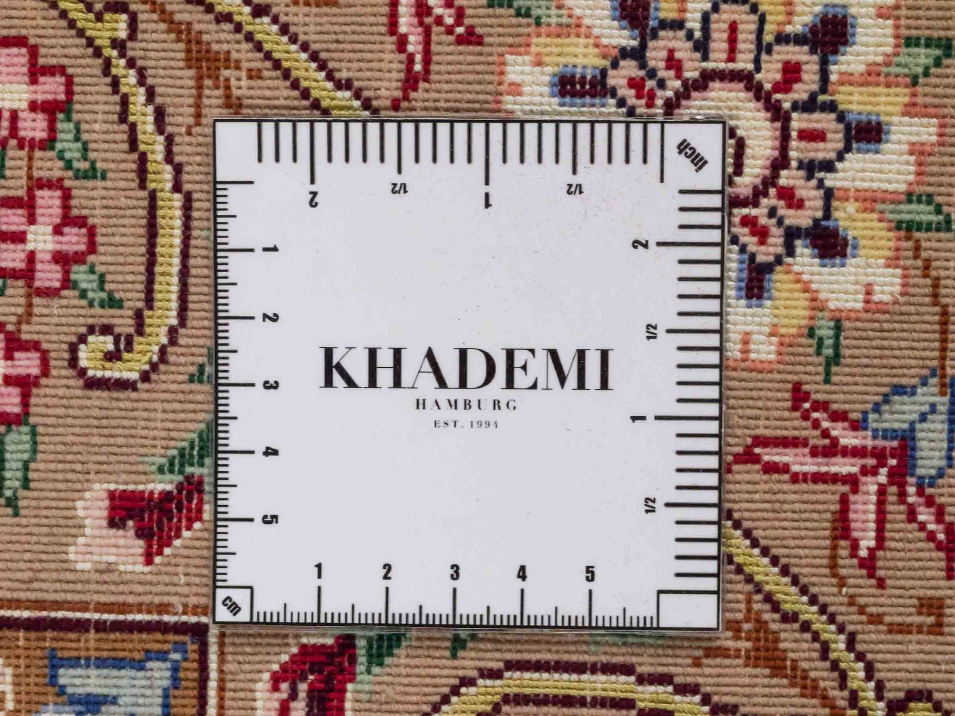 Handgeknüpfter "Mazaheri" Isfahan Perserteppich von Khademi aus Wolle mit Seide, beige, creme. Feiner, persischer Teppich mit Medaillon, signiert. Orientteppich handgeknüpft in Iran. Größe: 163 x 112 cm. Teppichnummer: DB3-1046 Jupiter Intl.