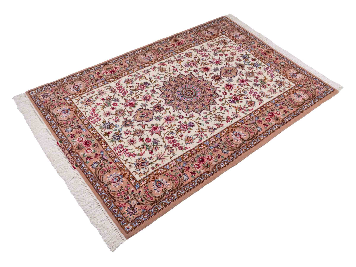 Handgeknüpfter "Mazaheri" Isfahan Perserteppich von Khademi aus Wolle mit Seide, beige, creme. Feiner, persischer Teppich mit Medaillon, signiert. Orientteppich handgeknüpft in Iran. Größe: 163 x 112 cm. Teppichnummer: DB3-1046 Jupiter Intl.
