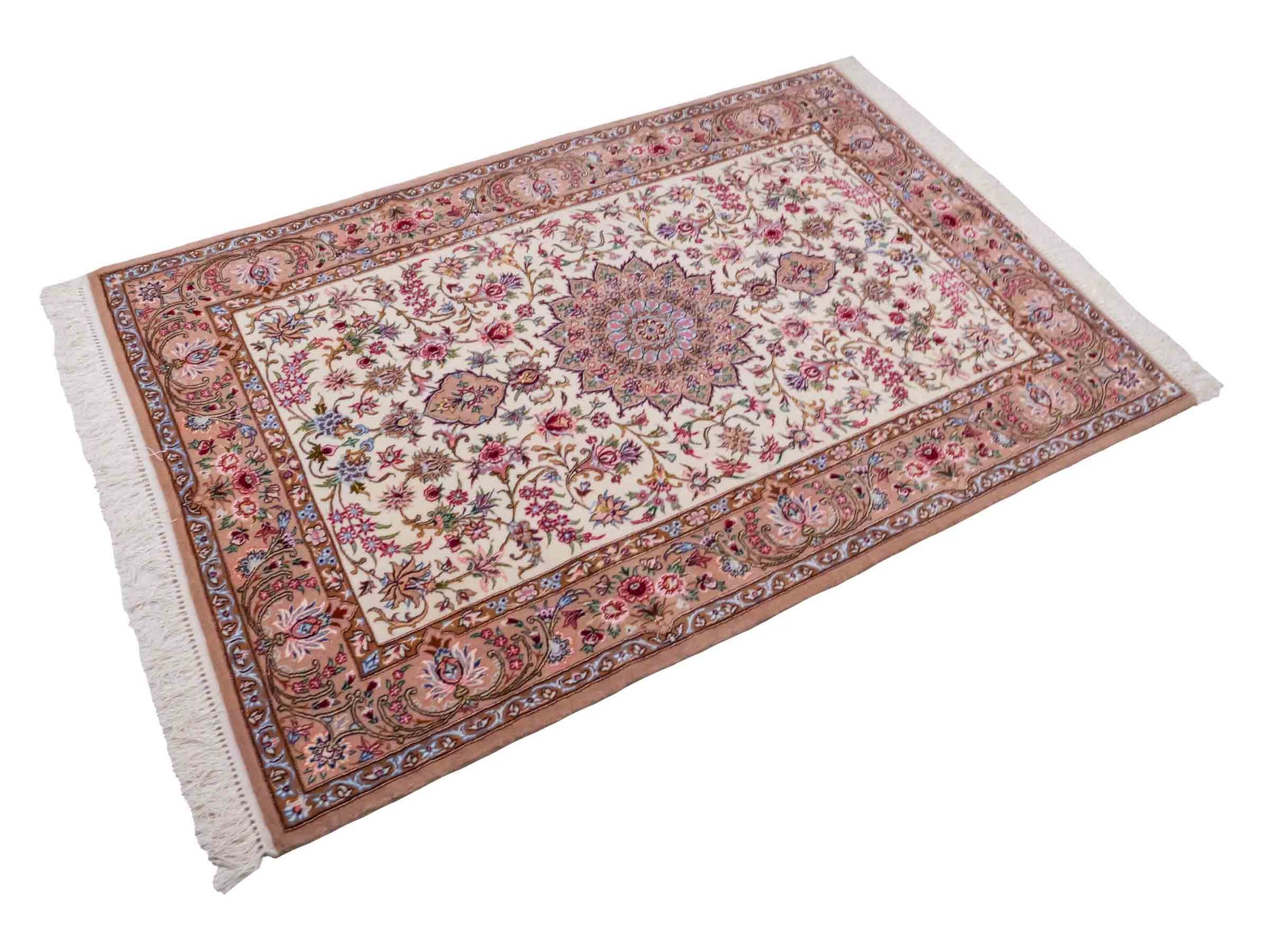 Handgeknüpfter "Mazaheri" Isfahan Perserteppich von Khademi aus Wolle mit Seide, beige, creme. Feiner, persischer Teppich mit Medaillon, signiert. Orientteppich handgeknüpft in Iran. Größe: 163 x 112 cm. Teppichnummer: DB3-1046 Jupiter Intl.
