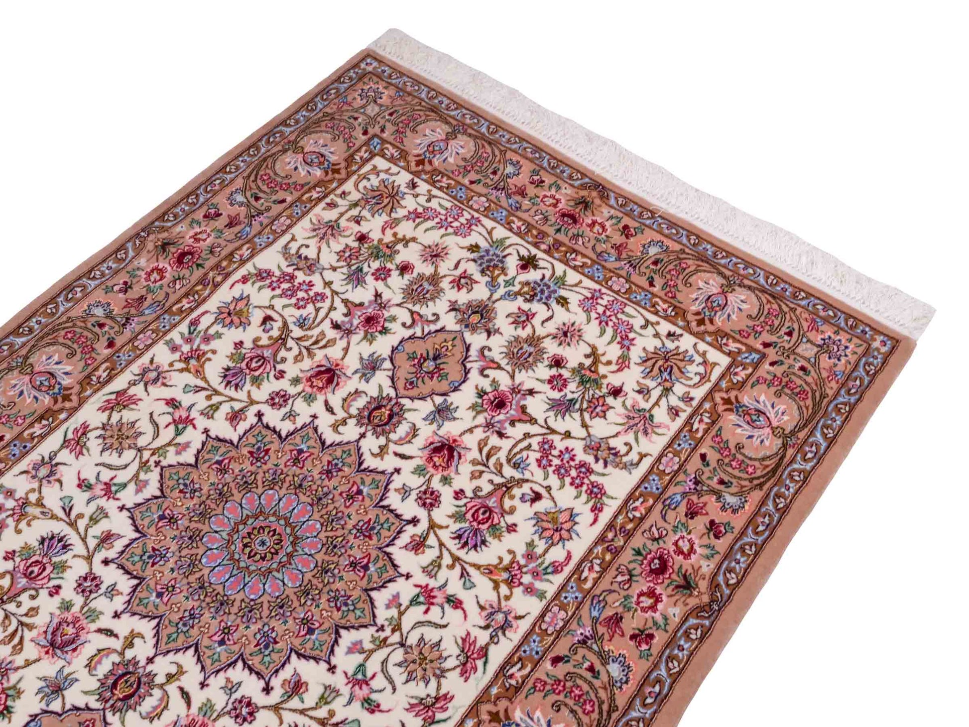Handgeknüpfter "Mazaheri" Isfahan Perserteppich von Khademi aus Wolle mit Seide, beige, creme. Feiner, persischer Teppich mit Medaillon, signiert. Orientteppich handgeknüpft in Iran. Größe: 163 x 112 cm. Teppichnummer: DB3-1046 Jupiter Intl.
