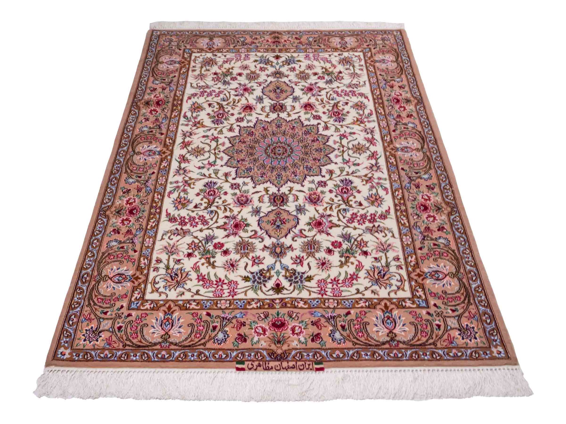 Handgeknüpfter "Mazaheri" Isfahan Perserteppich von Khademi aus Wolle mit Seide, beige, creme. Feiner, persischer Teppich mit Medaillon, signiert. Orientteppich handgeknüpft in Iran. Größe: 163 x 112 cm. Teppichnummer: DB3-1046 Jupiter Intl.