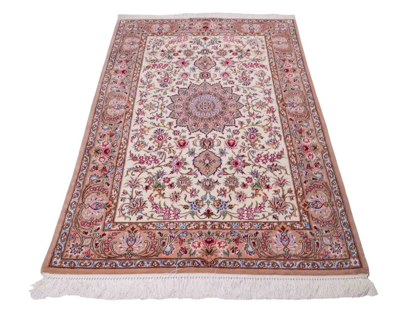 Handgeknüpfter "Mazaheri" Isfahan Perserteppich von Khademi aus Wolle mit Seide, beige, creme. Feiner, persischer Teppich mit Medaillon, signiert. Orientteppich handgeknüpft in Iran. Größe: 163 x 112 cm. Teppichnummer: DB3-1046 Jupiter Intl.