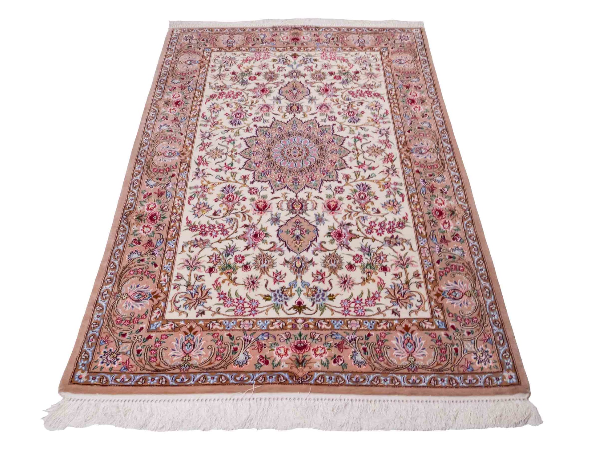 Handgeknüpfter "Mazaheri" Isfahan Perserteppich von Khademi aus Wolle mit Seide, beige, creme. Feiner, persischer Teppich mit Medaillon, signiert. Orientteppich handgeknüpft in Iran. Größe: 163 x 112 cm. Teppichnummer: DB3-1046 Jupiter Intl.