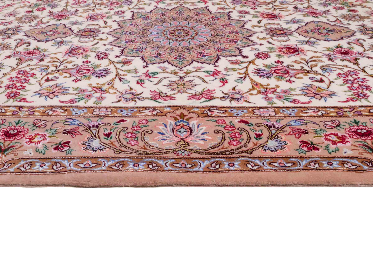 Handgeknüpfter "Mazaheri" Isfahan Perserteppich von Khademi aus Wolle mit Seide, beige, creme. Feiner, persischer Teppich mit Medaillon, signiert. Orientteppich handgeknüpft in Iran. Größe: 163 x 112 cm. Teppichnummer: DB3-1046 Jupiter Intl.