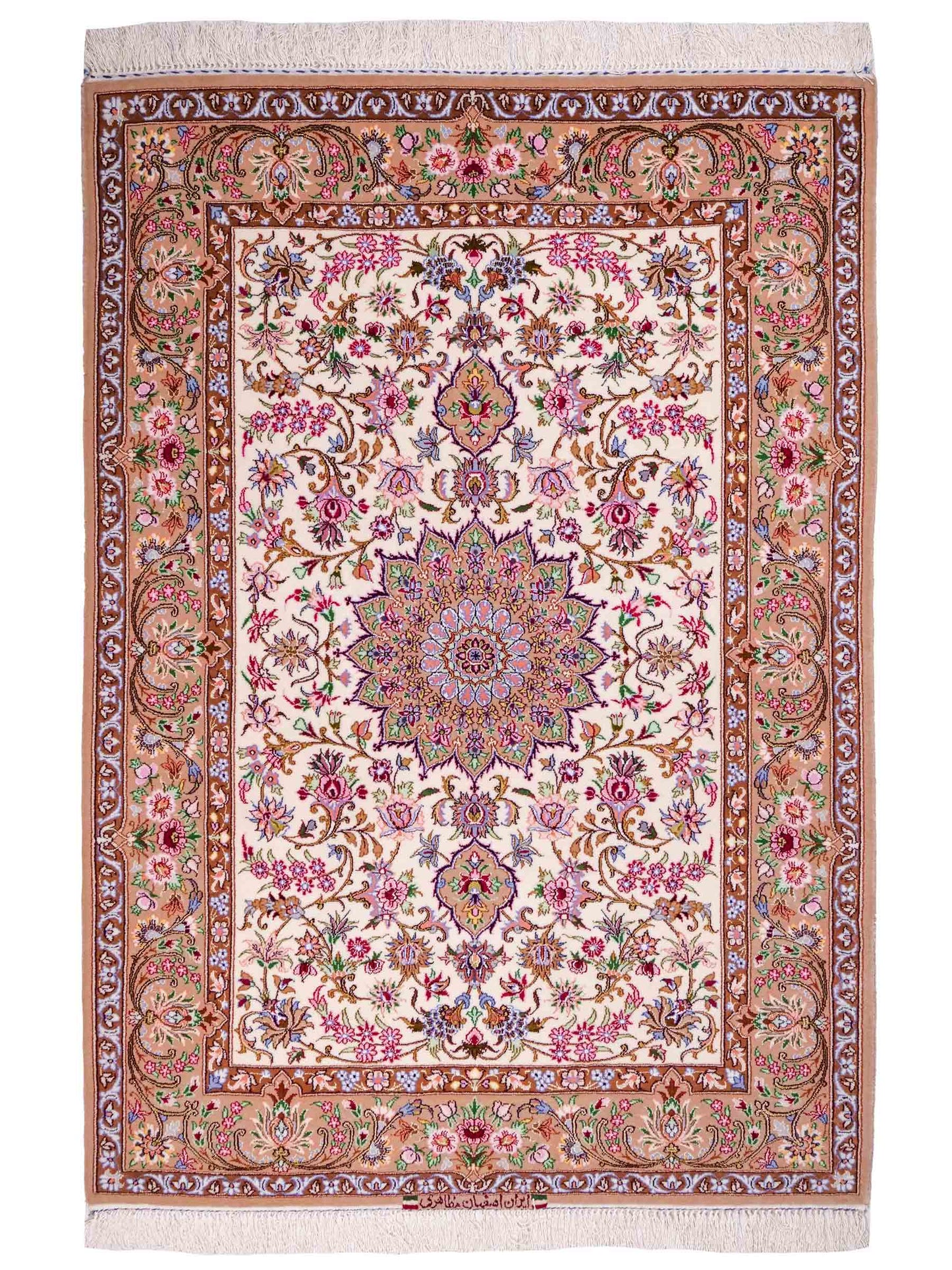 Handgeknüpfter "Mazaheri" Isfahan Perserteppich von Khademi aus Wolle mit Seide, beige, cremeweiß. Feiner, persischer Teppich mit Medaillon, signiert. Orientteppich geknüpft in Iran. Größe: 163 x 113 cm. Teppichnummer: DB3-1043 Jupiter Intl.