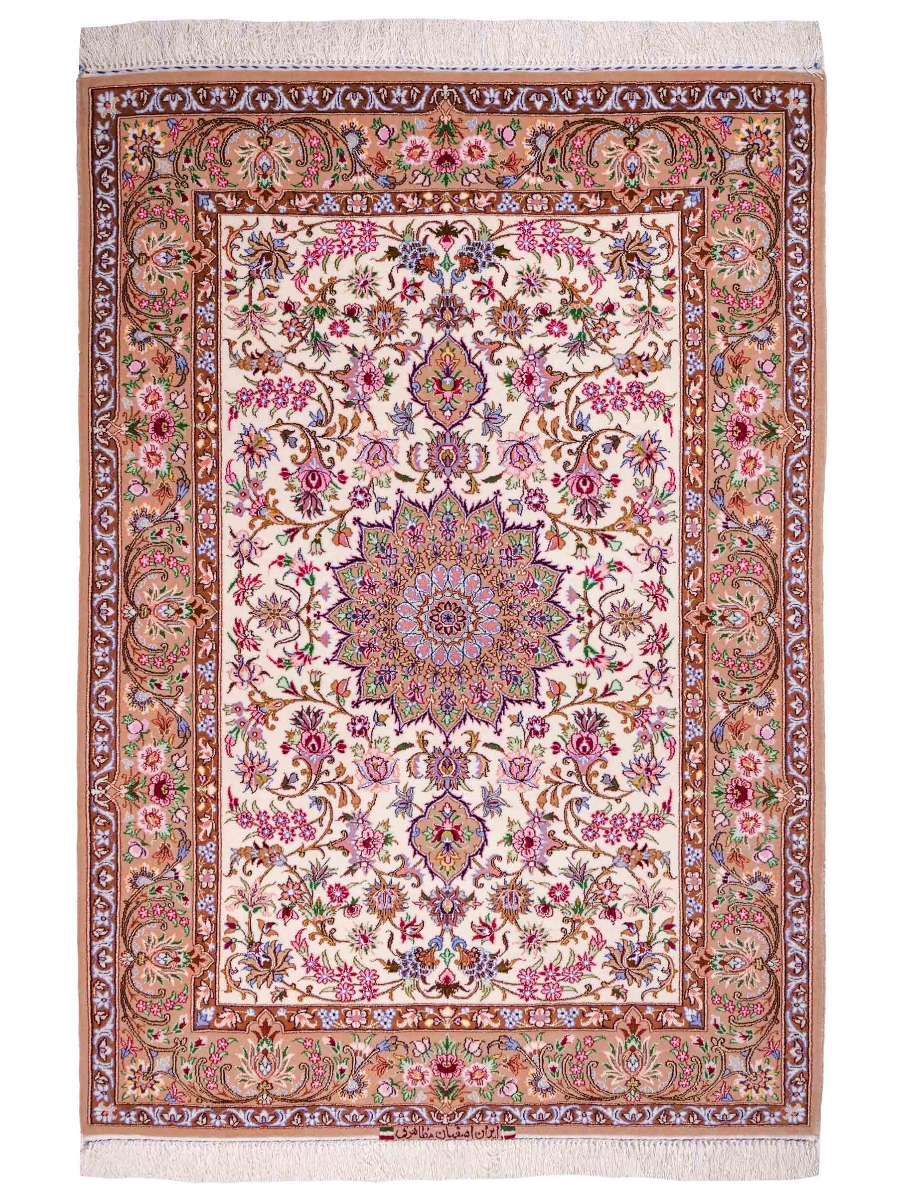 Handgeknüpfter "Mazaheri" Isfahan Perserteppich von Khademi aus Wolle mit Seide, beige, cremeweiß. Feiner, persischer Teppich mit Medaillon, signiert. Orientteppich geknüpft in Iran. Größe: 163 x 113 cm. Teppichnummer: DB3-1043 Jupiter Intl.
