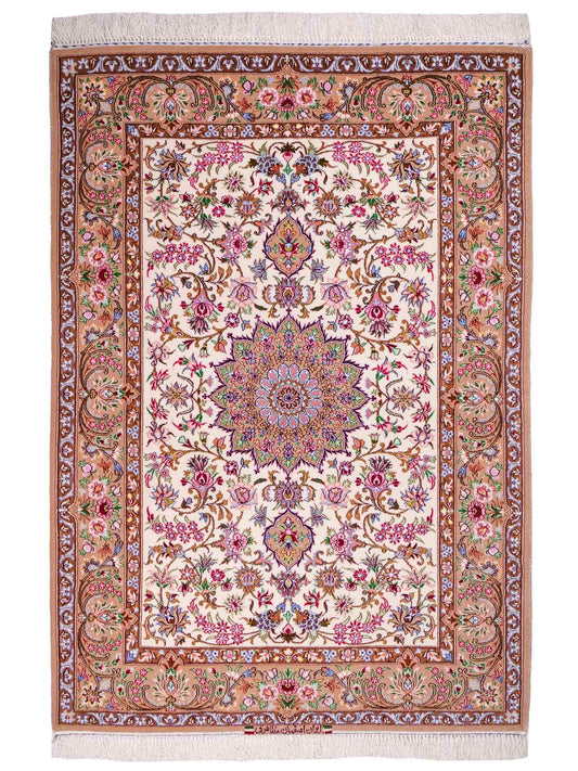 Handgeknüpfter "Mazaheri" Isfahan Perserteppich von Khademi aus Wolle mit Seide, beige, cremeweiß. Feiner, persischer Teppich mit Medaillon, signiert. Orientteppich geknüpft in Iran. Größe: 163 x 113 cm. Teppichnummer: DB3-1043 Jupiter Intl.