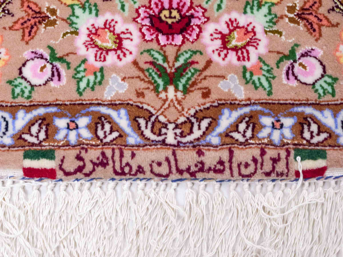 Handgeknüpfter "Mazaheri" Isfahan Perserteppich von Khademi aus Wolle mit Seide, beige, cremeweiß. Feiner, persischer Teppich mit Medaillon, signiert. Orientteppich geknüpft in Iran. Größe: 163 x 113 cm. Teppichnummer: DB3-1043 Jupiter Intl.