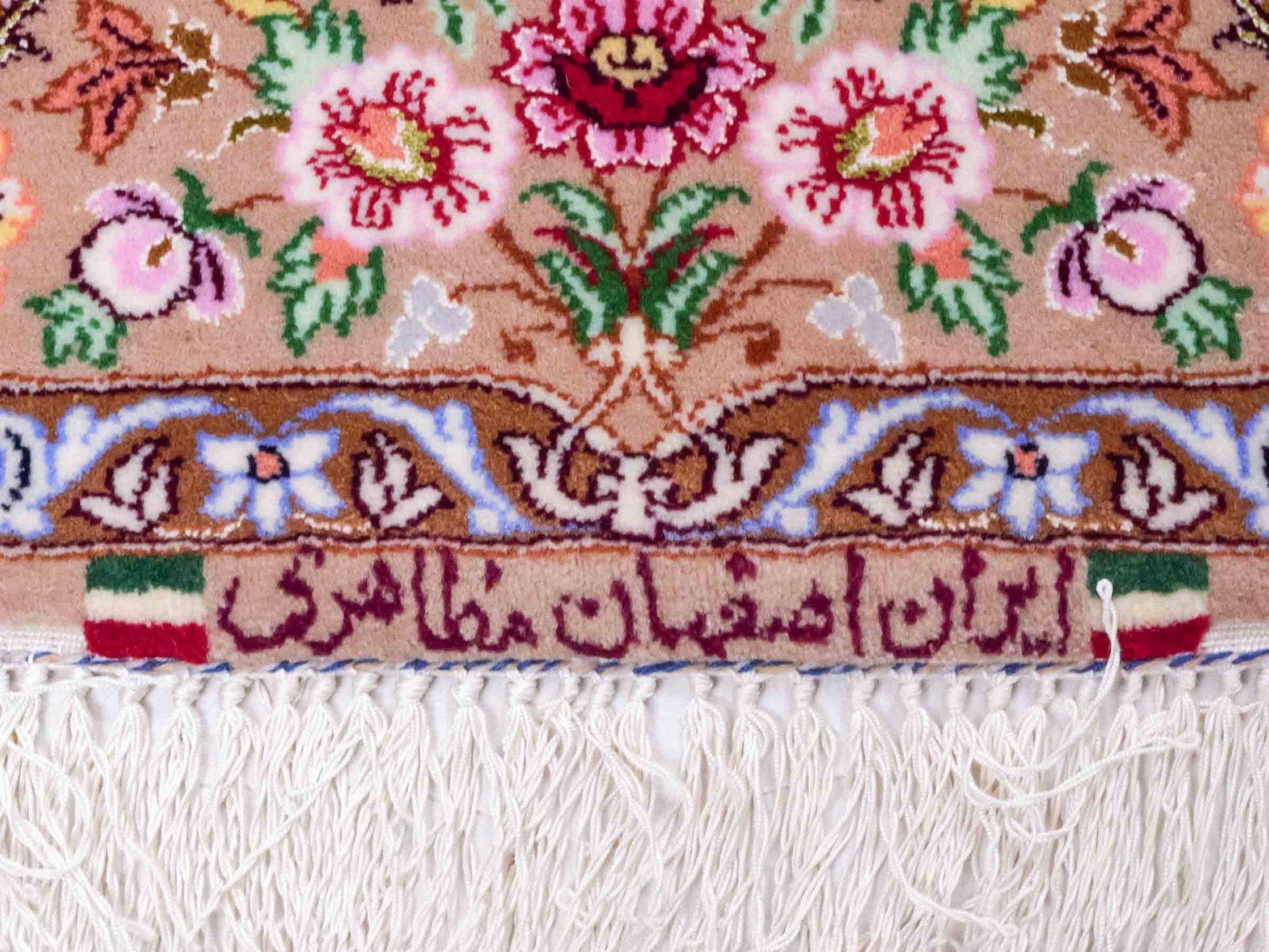 Handgeknüpfter "Mazaheri" Isfahan Perserteppich von Khademi aus Wolle mit Seide, beige, cremeweiß. Feiner, persischer Teppich mit Medaillon, signiert. Orientteppich geknüpft in Iran. Größe: 163 x 113 cm. Teppichnummer: DB3-1043 Jupiter Intl.