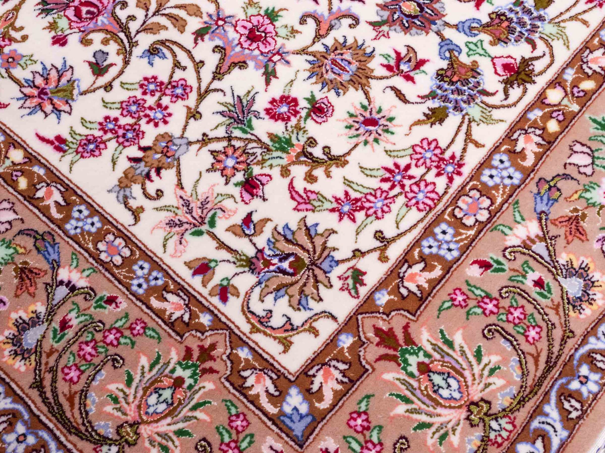 Handgeknüpfter "Mazaheri" Isfahan Perserteppich von Khademi aus Wolle mit Seide, beige, cremeweiß. Feiner, persischer Teppich mit Medaillon, signiert. Orientteppich geknüpft in Iran. Größe: 163 x 113 cm. Teppichnummer: DB3-1043 Jupiter Intl.