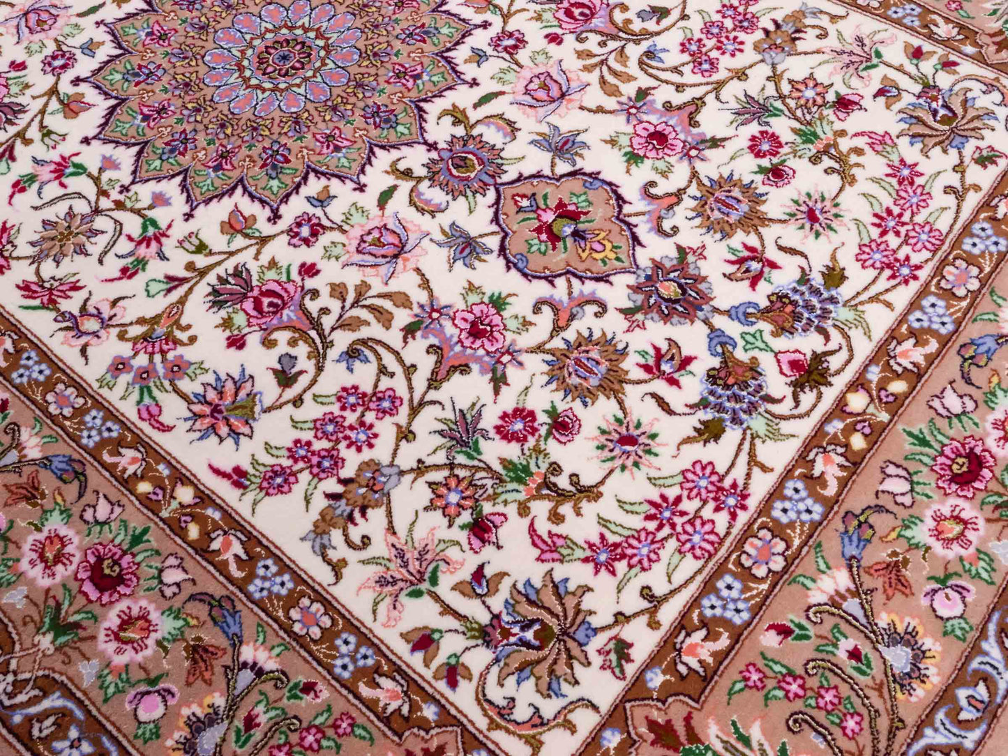 Handgeknüpfter "Mazaheri" Isfahan Perserteppich von Khademi aus Wolle mit Seide, beige, cremeweiß. Feiner, persischer Teppich mit Medaillon, signiert. Orientteppich geknüpft in Iran. Größe: 163 x 113 cm. Teppichnummer: DB3-1043 Jupiter Intl.