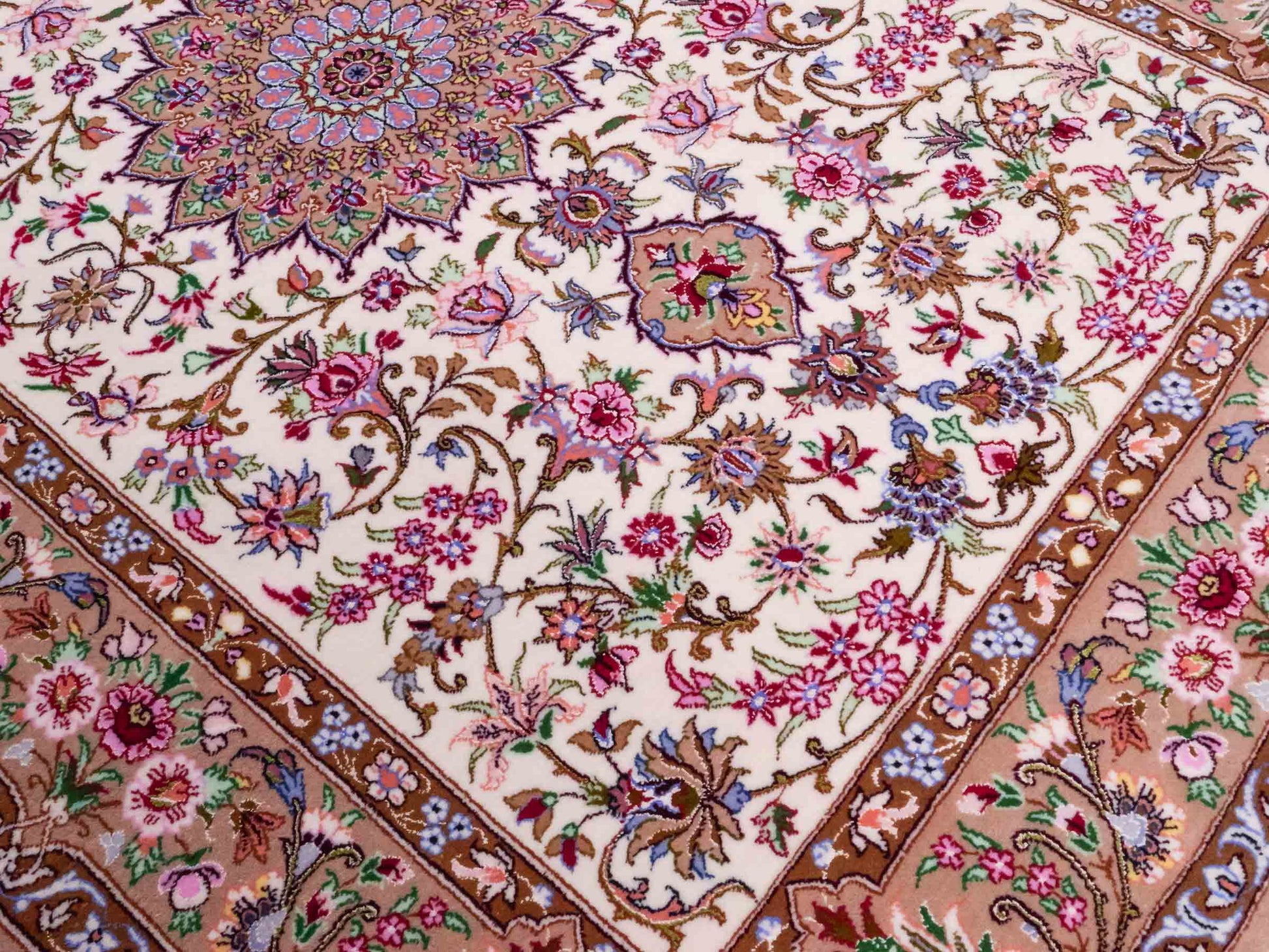 Handgeknüpfter "Mazaheri" Isfahan Perserteppich von Khademi aus Wolle mit Seide, beige, cremeweiß. Feiner, persischer Teppich mit Medaillon, signiert. Orientteppich geknüpft in Iran. Größe: 163 x 113 cm. Teppichnummer: DB3-1043 Jupiter Intl.