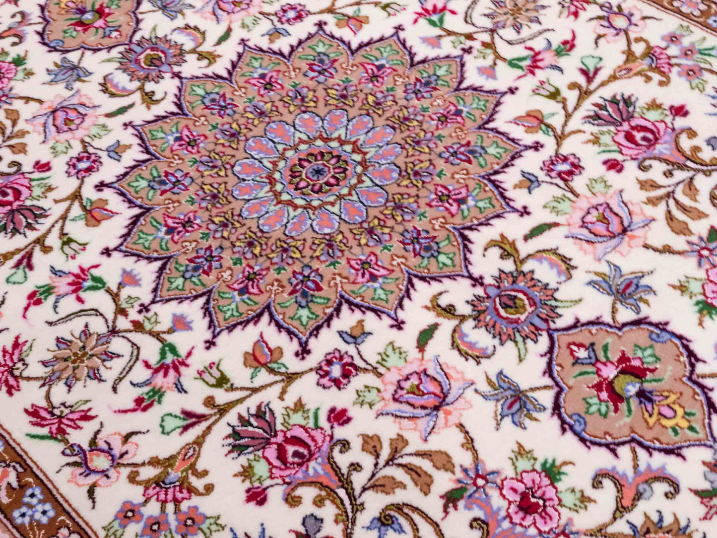Handgeknüpfter "Mazaheri" Isfahan Perserteppich von Khademi aus Wolle mit Seide, beige, cremeweiß. Feiner, persischer Teppich mit Medaillon, signiert. Orientteppich geknüpft in Iran. Größe: 163 x 113 cm. Teppichnummer: DB3-1043 Jupiter Intl.