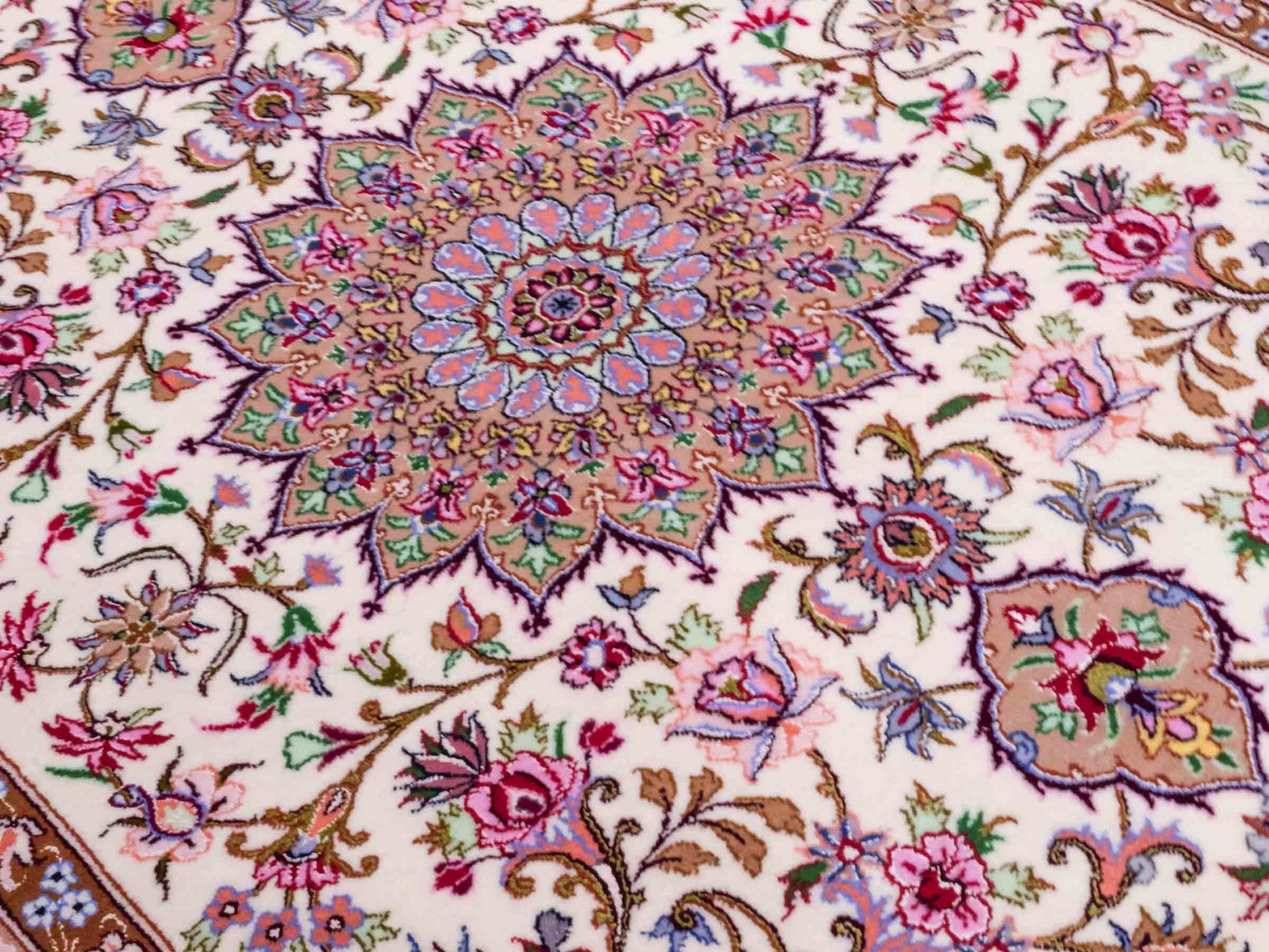 Handgeknüpfter "Mazaheri" Isfahan Perserteppich von Khademi aus Wolle mit Seide, beige, cremeweiß. Feiner, persischer Teppich mit Medaillon, signiert. Orientteppich geknüpft in Iran. Größe: 163 x 113 cm. Teppichnummer: DB3-1043 Jupiter Intl.