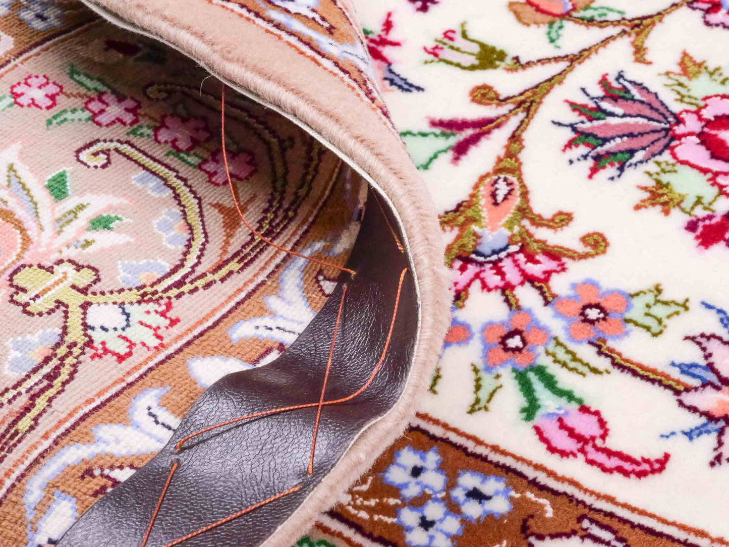 Handgeknüpfter "Mazaheri" Isfahan Perserteppich von Khademi aus Wolle mit Seide, beige, cremeweiß. Feiner, persischer Teppich mit Medaillon, signiert. Orientteppich geknüpft in Iran. Größe: 163 x 113 cm. Teppichnummer: DB3-1043 Jupiter Intl.