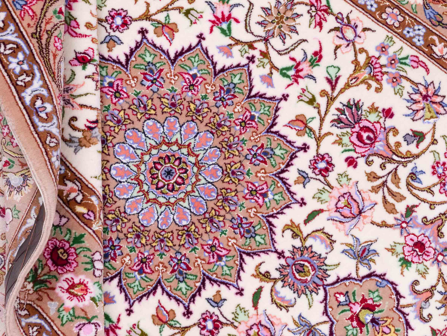 Handgeknüpfter "Mazaheri" Isfahan Perserteppich von Khademi aus Wolle mit Seide, beige, cremeweiß. Feiner, persischer Teppich mit Medaillon, signiert. Orientteppich geknüpft in Iran. Größe: 163 x 113 cm. Teppichnummer: DB3-1043 Jupiter Intl.
