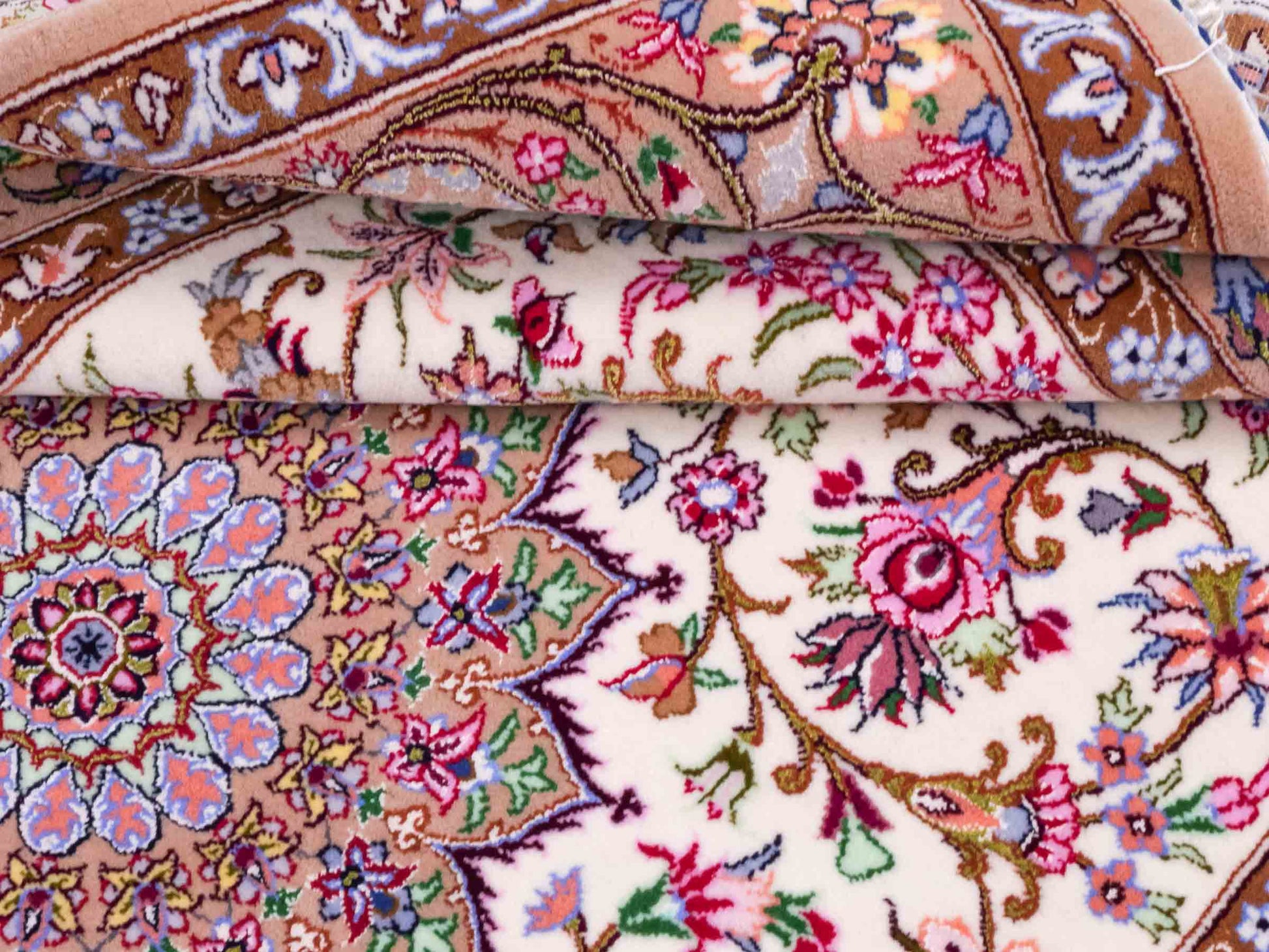 Handgeknüpfter "Mazaheri" Isfahan Perserteppich von Khademi aus Wolle mit Seide, beige, cremeweiß. Feiner, persischer Teppich mit Medaillon, signiert. Orientteppich geknüpft in Iran. Größe: 163 x 113 cm. Teppichnummer: DB3-1043 Jupiter Intl.