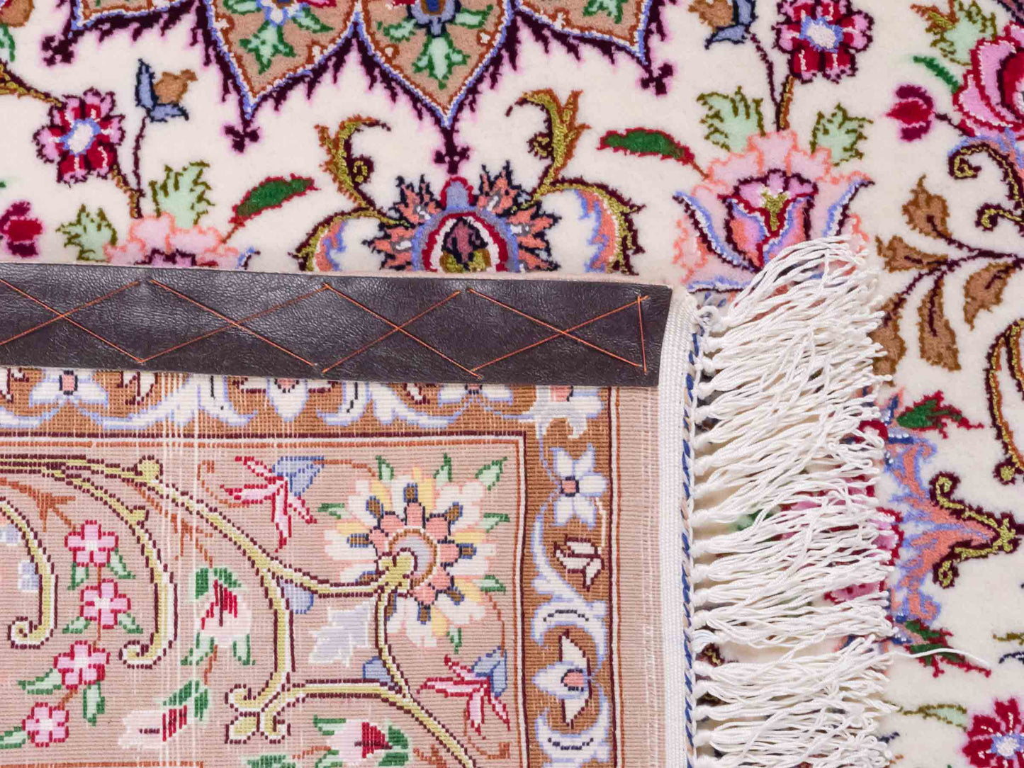 Handgeknüpfter "Mazaheri" Isfahan Perserteppich von Khademi aus Wolle mit Seide, beige, cremeweiß. Feiner, persischer Teppich mit Medaillon, signiert. Orientteppich geknüpft in Iran. Größe: 163 x 113 cm. Teppichnummer: DB3-1043 Jupiter Intl.